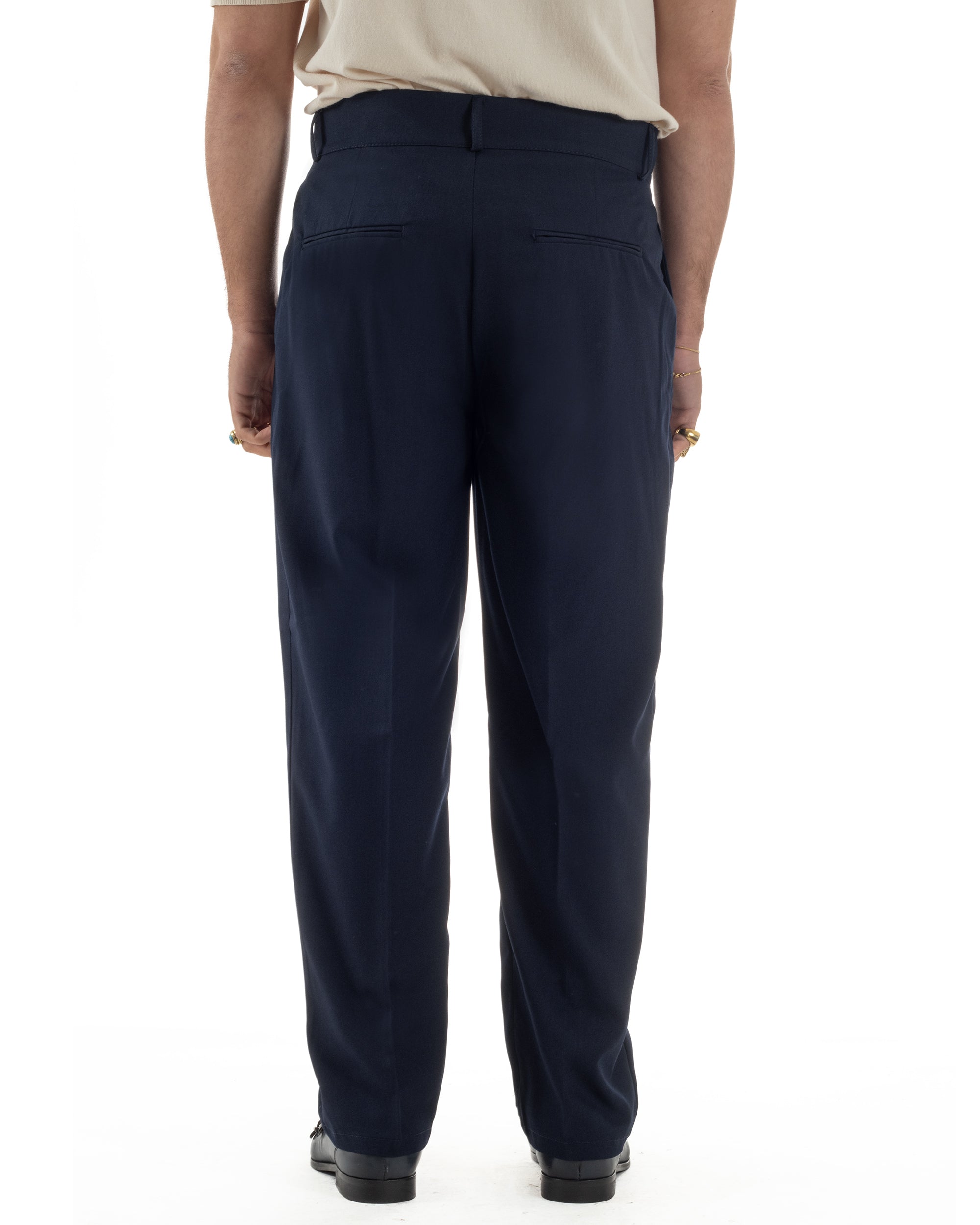 Vista posteriore pantaloni uomo blu baggy tasche a filetto wide leg made in Italy