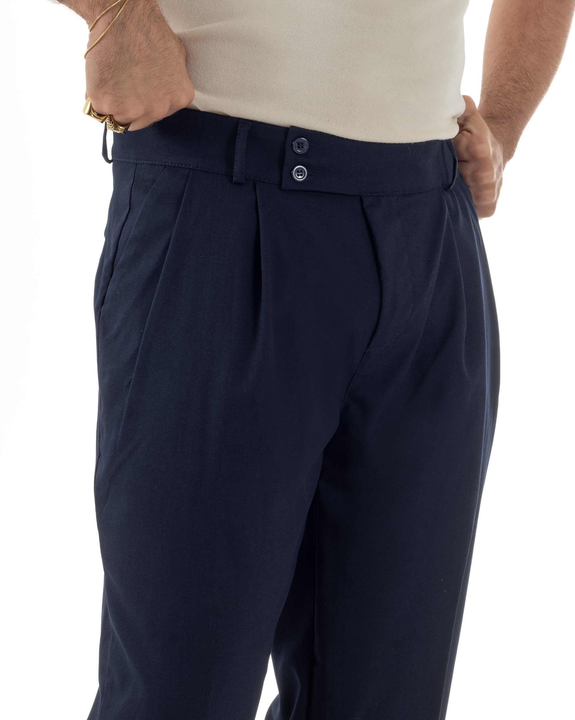 Dettaglio bustino abbottonatura allungata zip doppio bottone pantaloni blu uomo