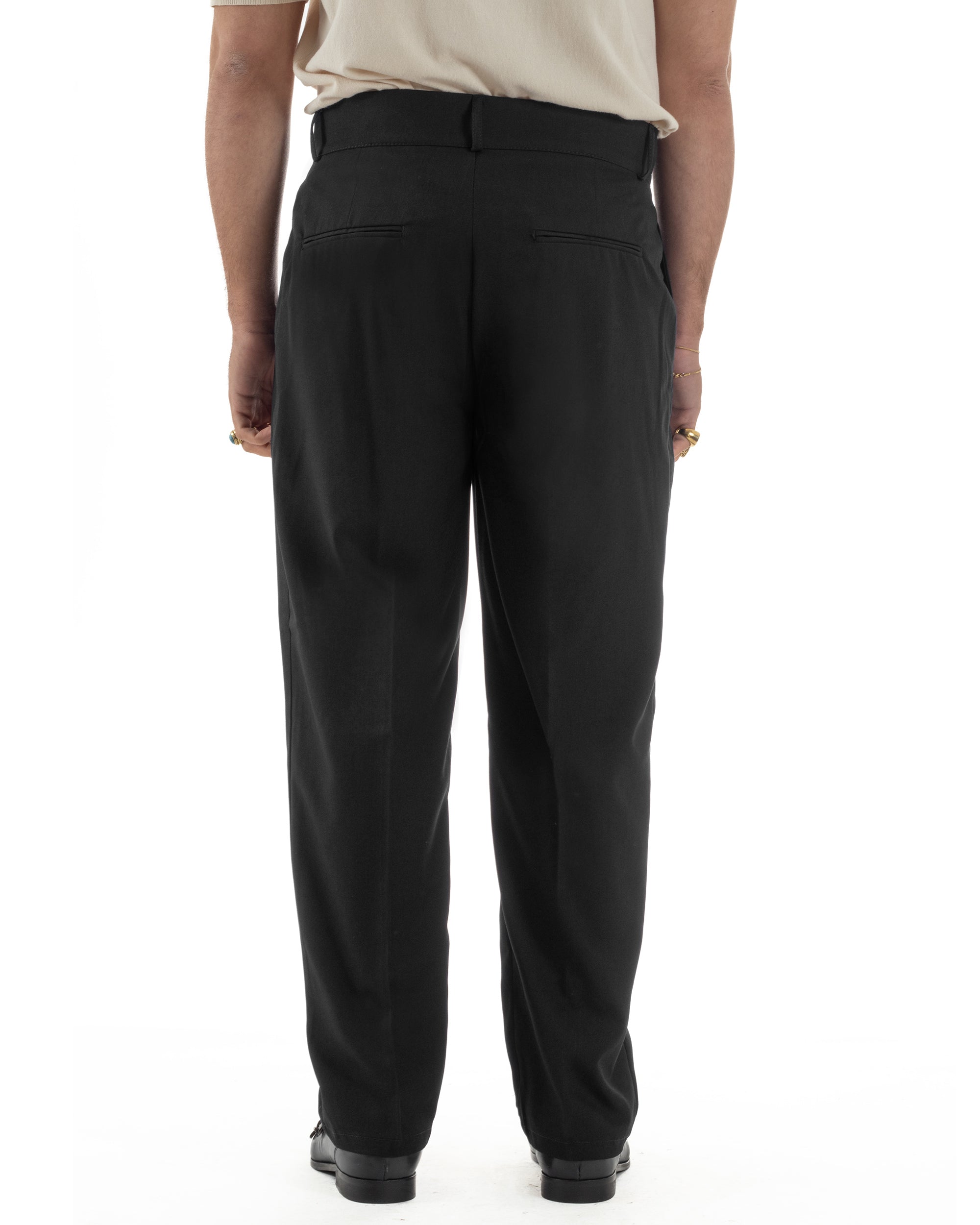 Vista posteriore pantaloni uomo nero baggy tasche a filetto wide leg made in Italy