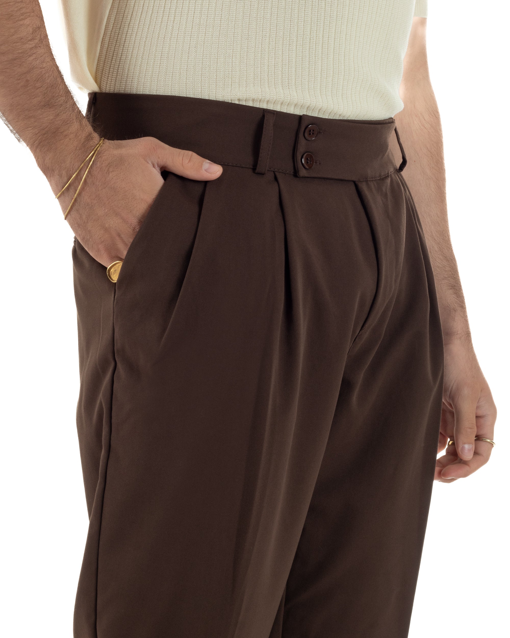 Dettaglio bustino abbottonatura allungata zip doppio bottone pantaloni marrone uomo