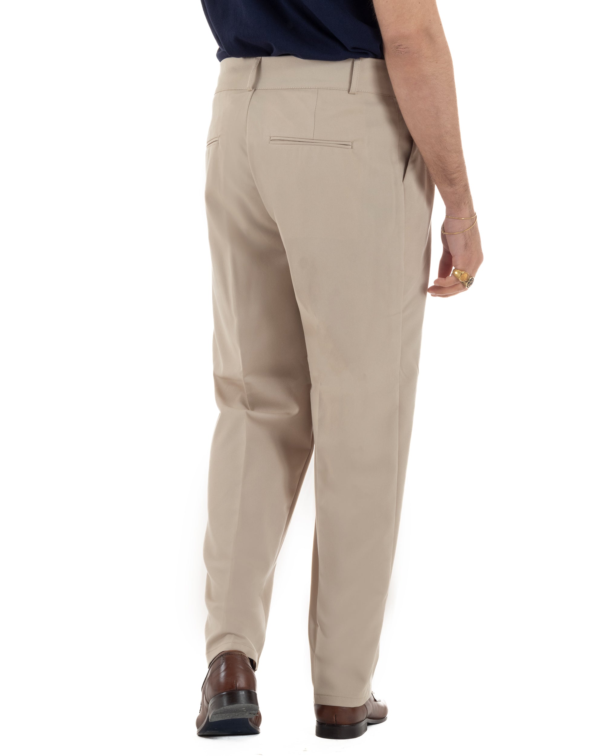 Vista posteriore pantaloni uomo beige baggy tasche a filetto wide leg made in Italy