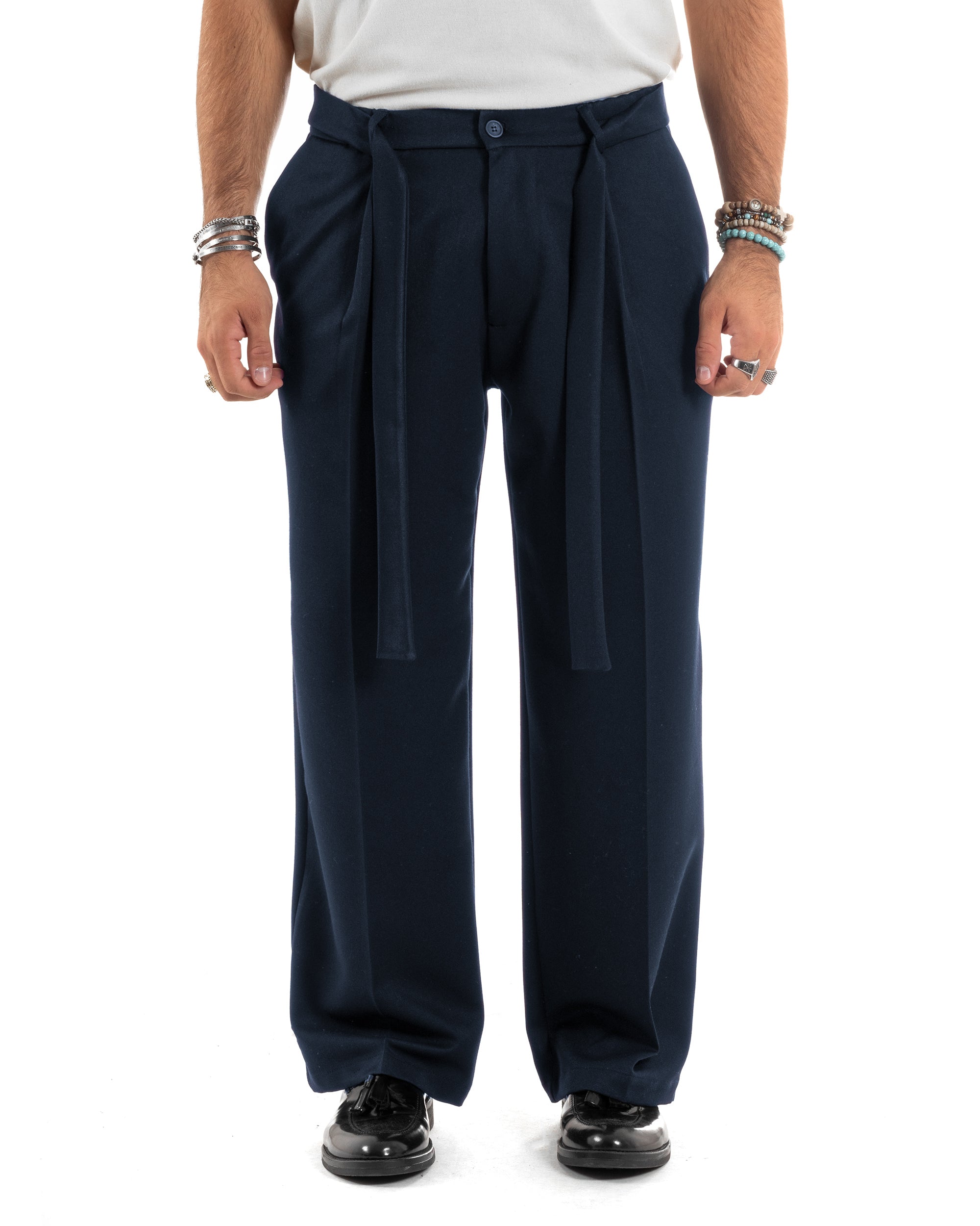 Dettaglio fusciacca in vita pantaloni blu baggy fondo ampio uomo viscosa