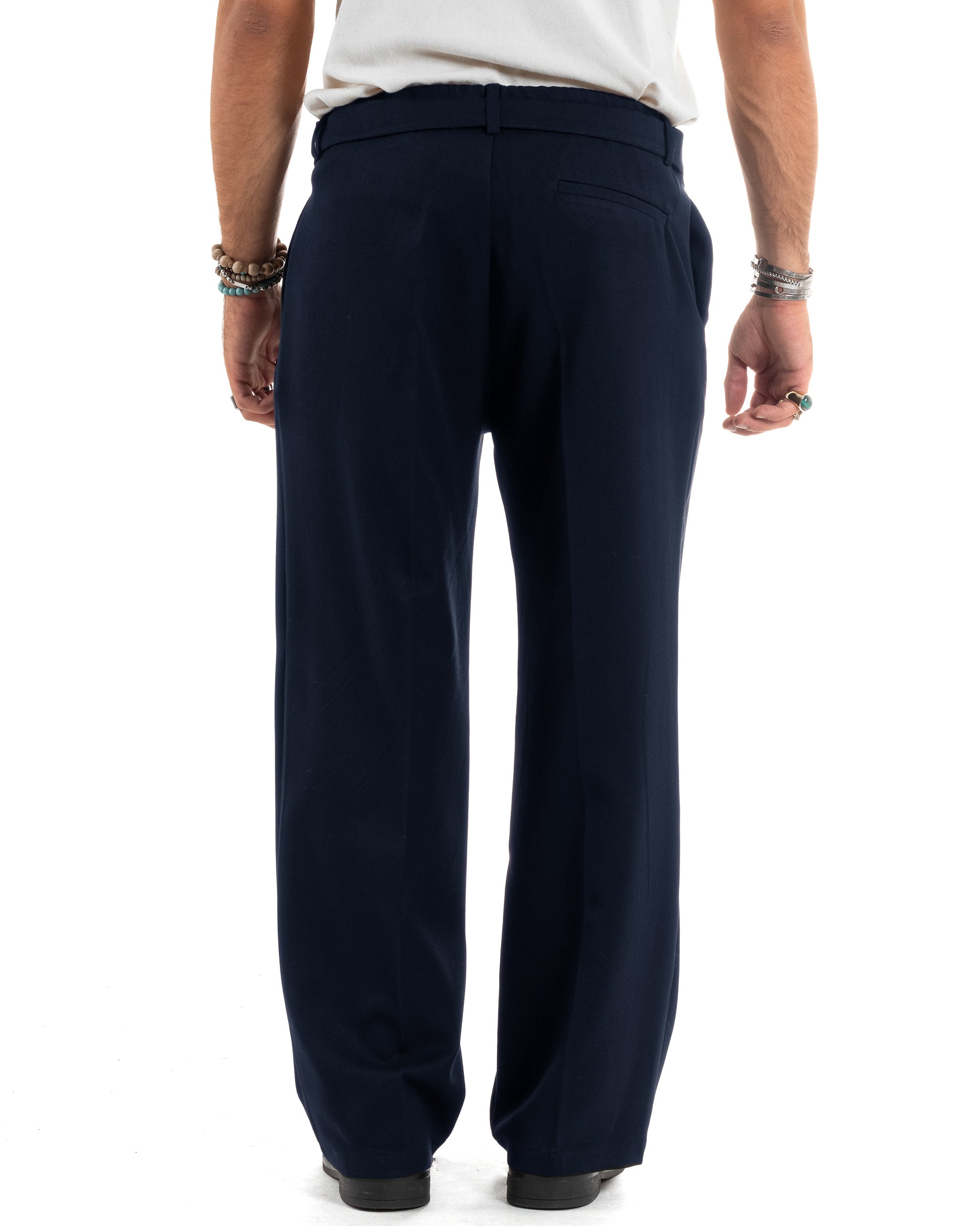 Vista posteriore completa pantalone uomo blu fondo ampio baggy fusciacca pinces casual chic