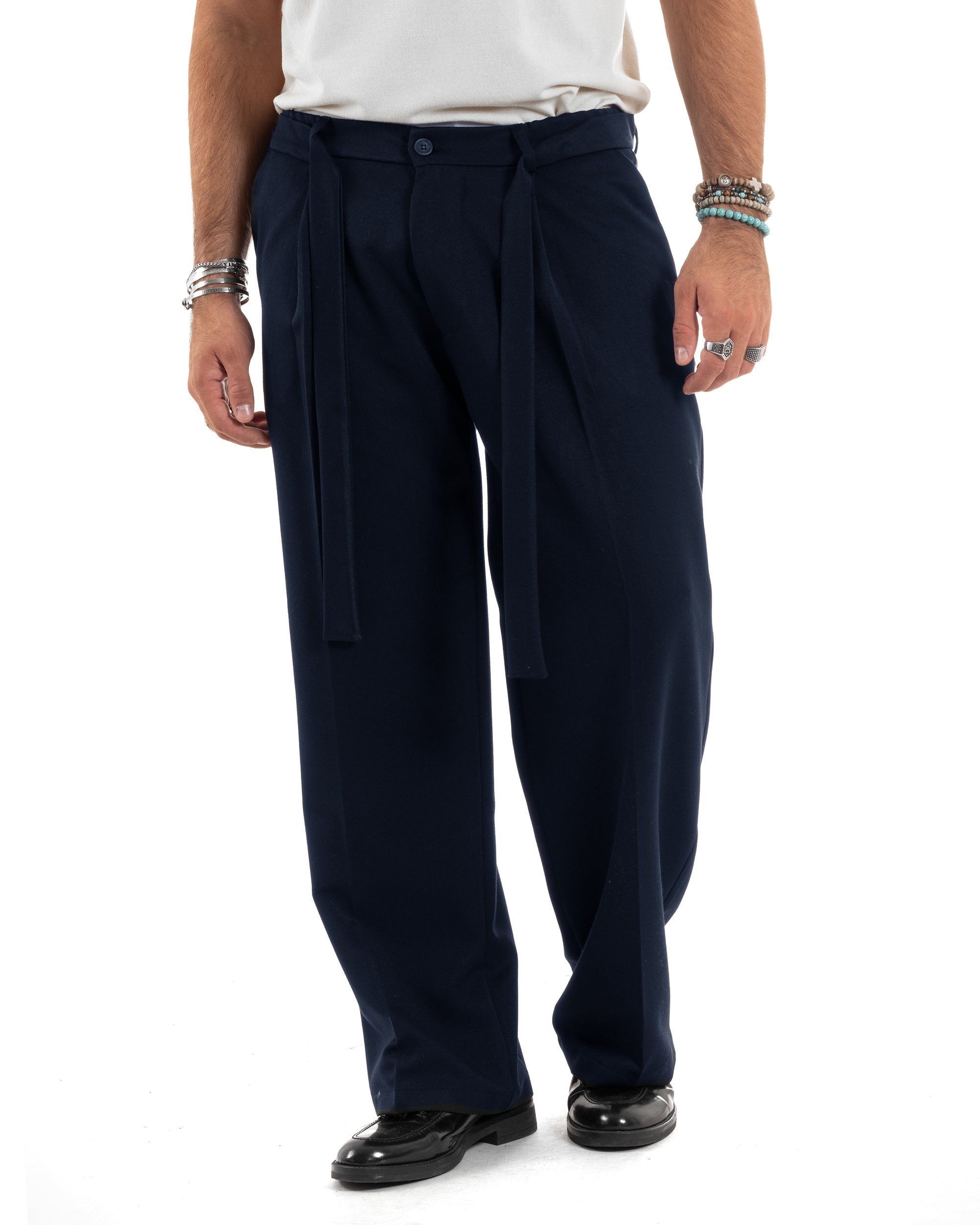 Vista frontale pantaloni uomo blu wide leg fusciacca pinces stile palazzo jogger