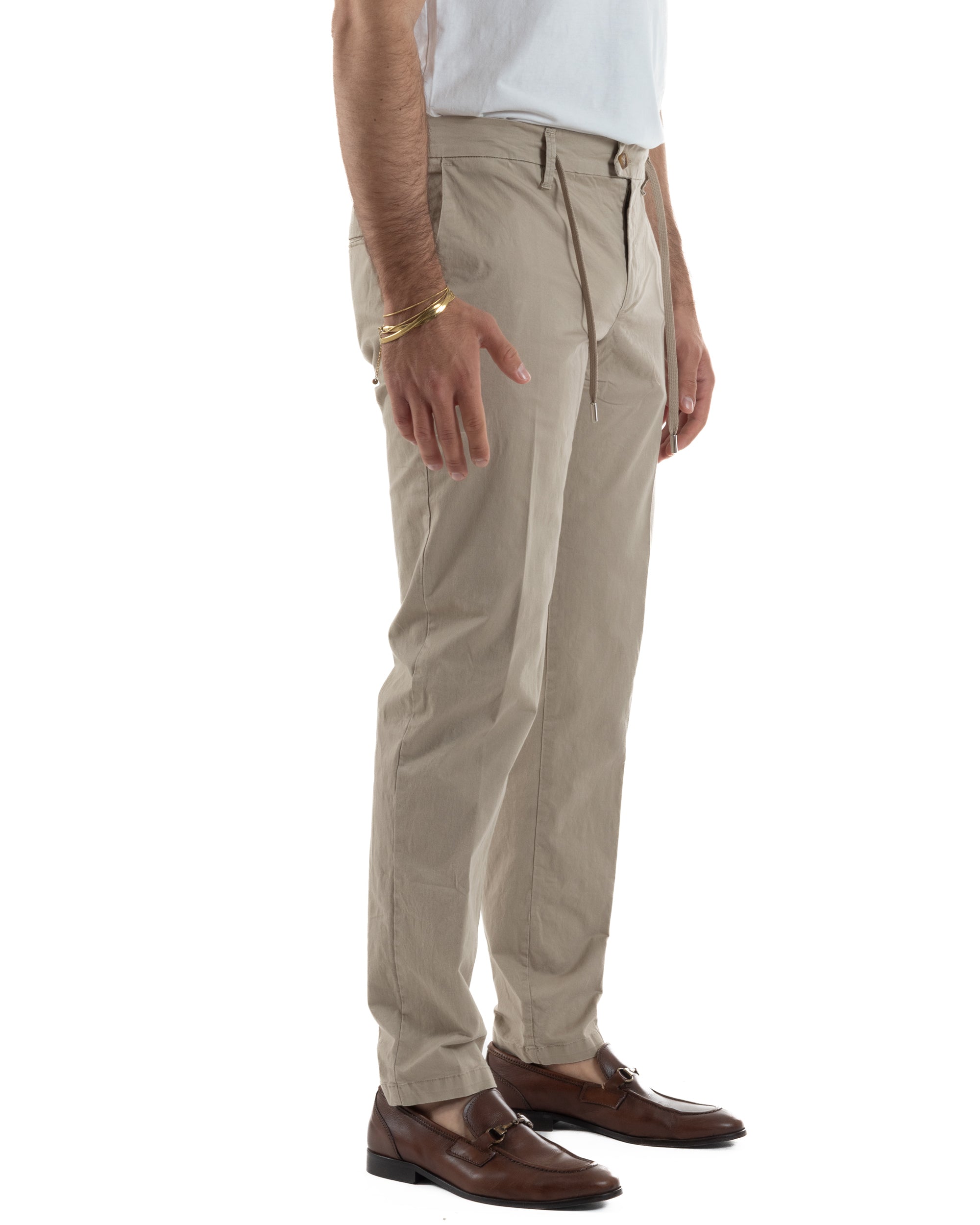 Vista completa pantaloni uomo beige chino slim fit 97% cotone elastam made in Italy