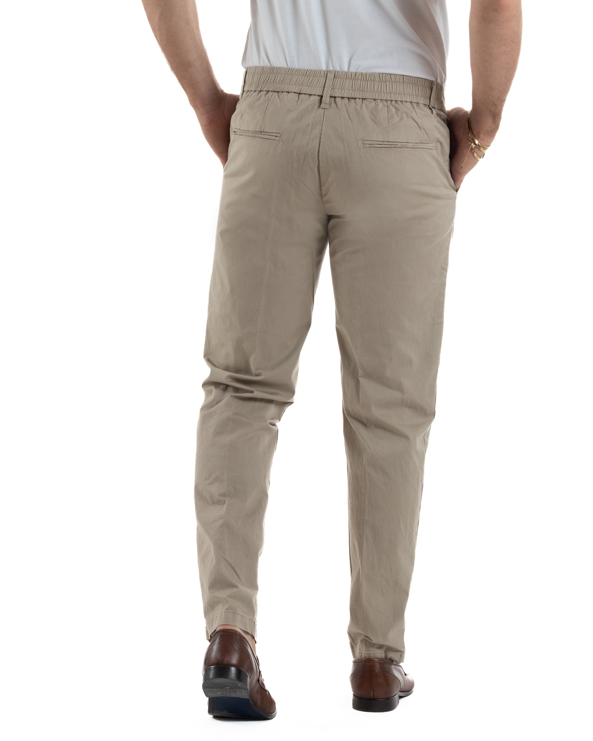 Dettaglio vita elastica retro fascia larga tasche filetto bottone pantaloni chino beige uomo