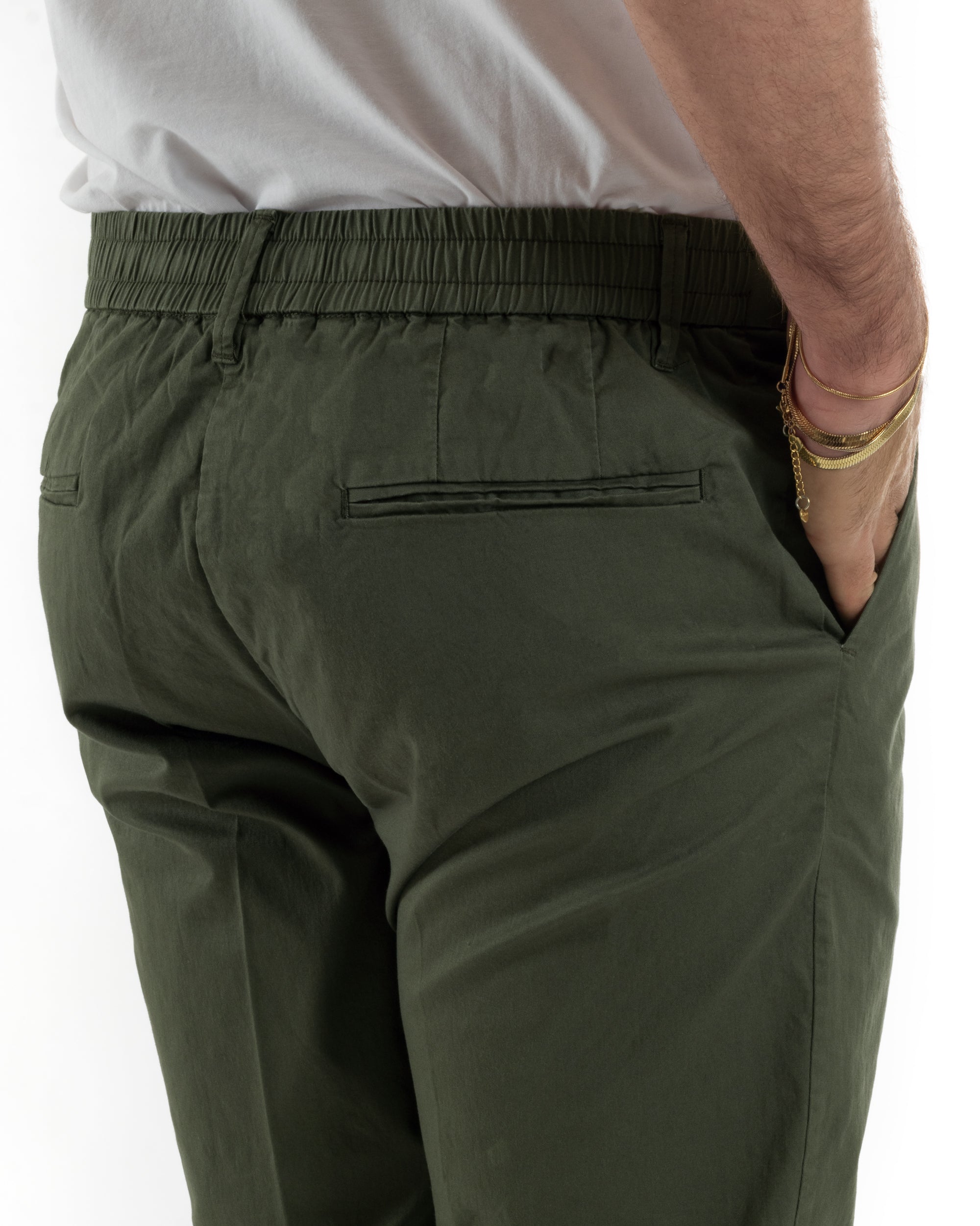Vista completa pantaloni uomo verde chino slim fit 97% cotone elastam made in Italy