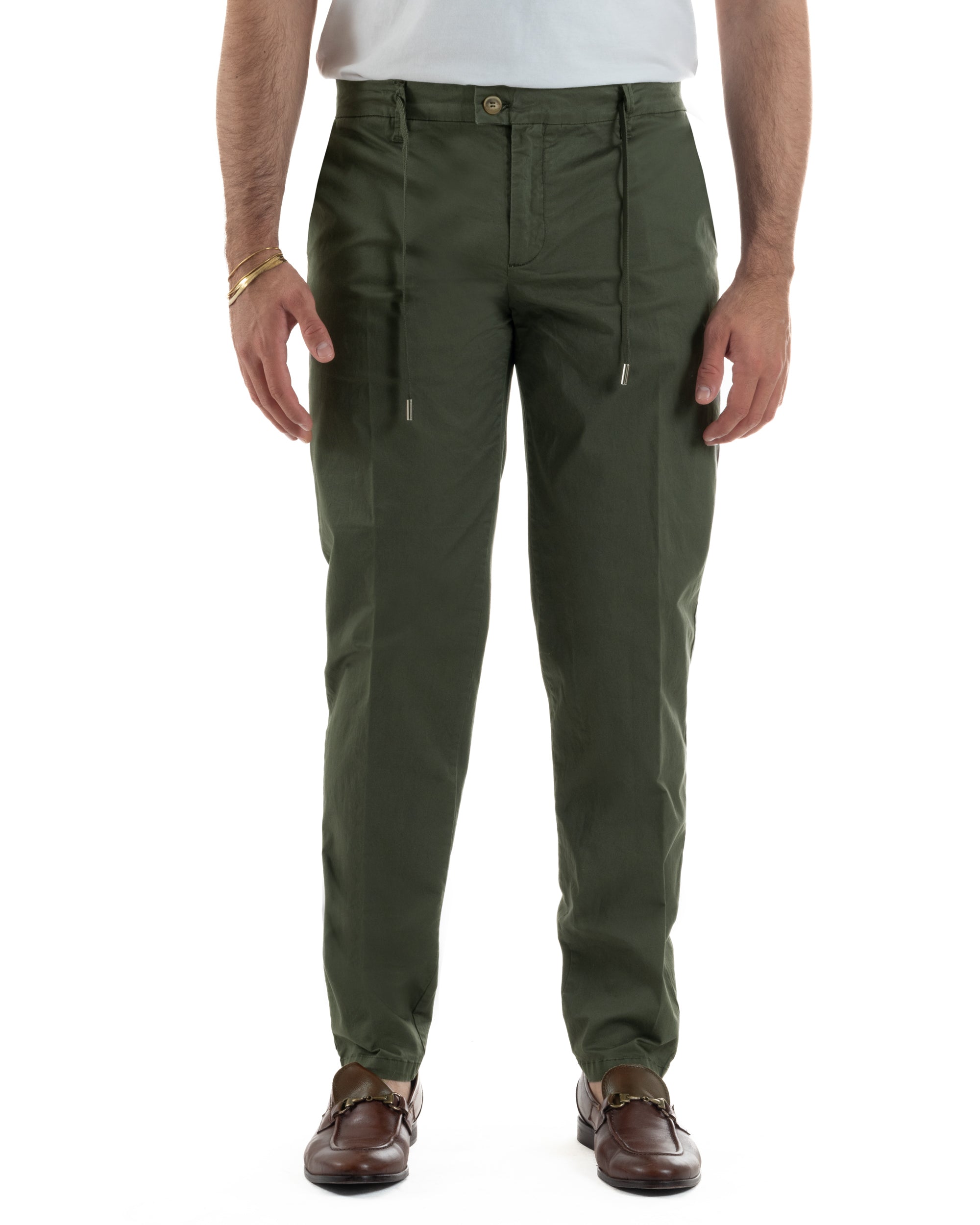 Vista frontale pantaloni verde uomo chino slim fit coulisse laccetti metallici tasche filo