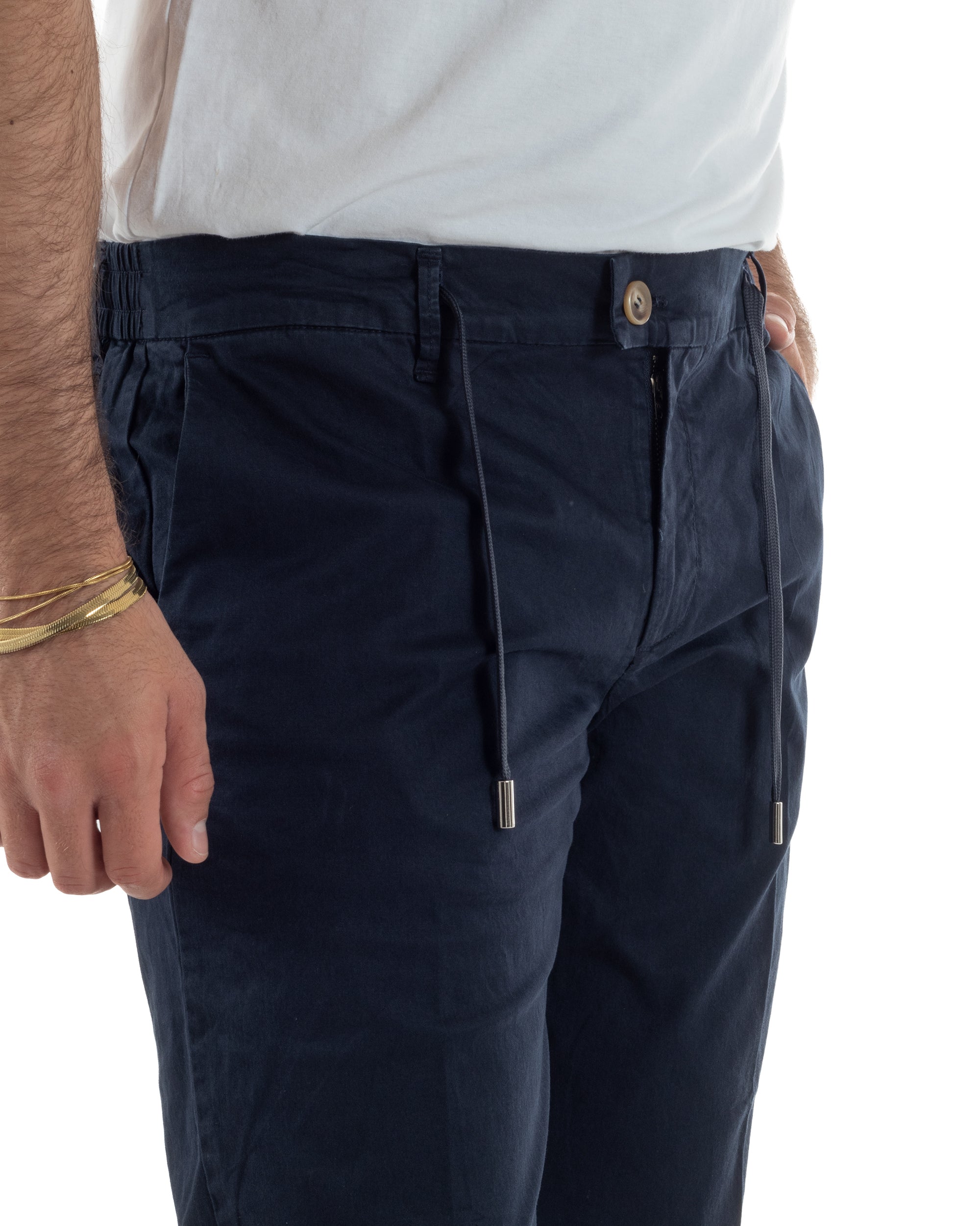 Dettaglio coulisse doppio laccetto piatto terminali metallici bottone dorato pantaloni chino blu uomo