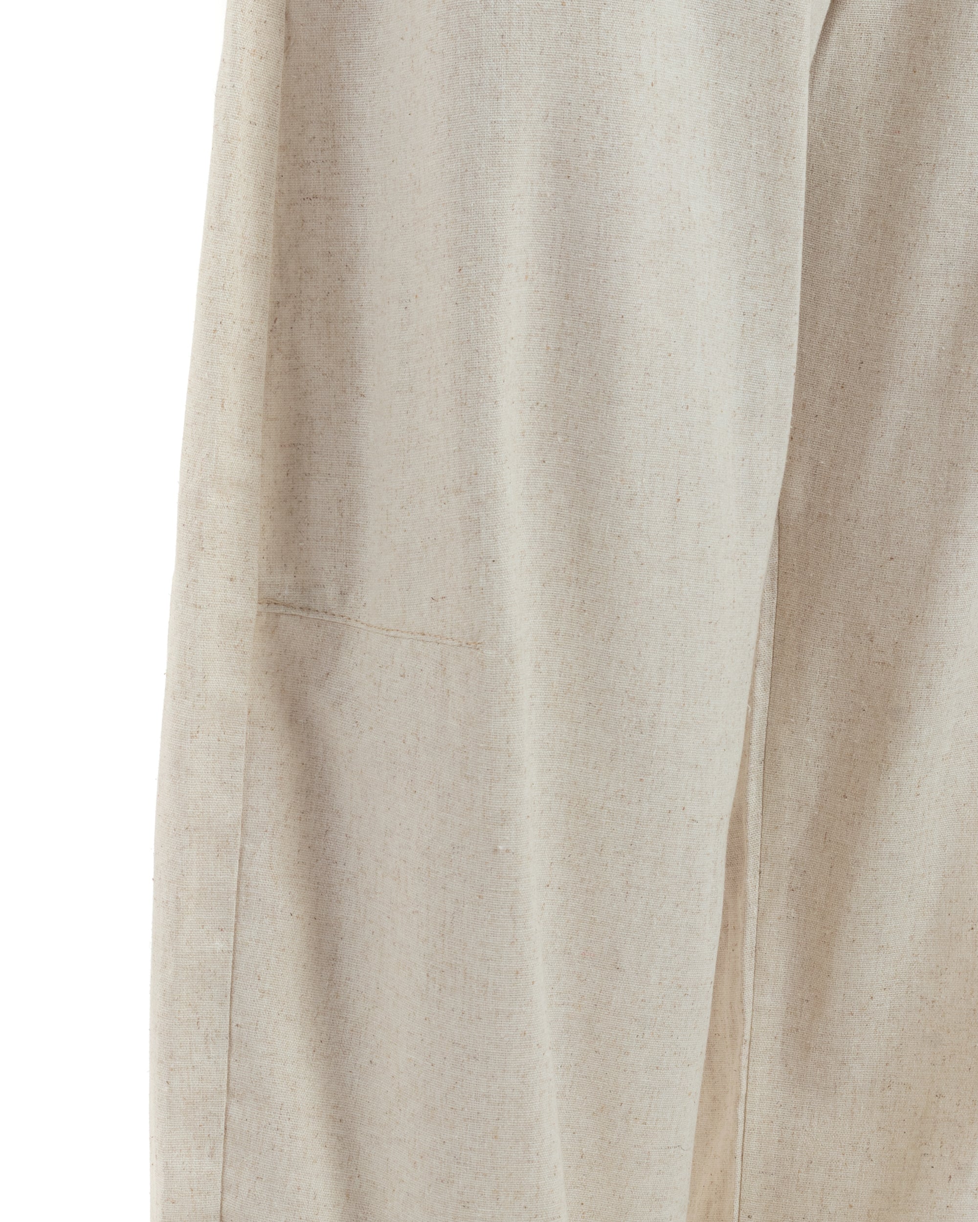 Dettaglio ricamo utility gamba pantaloni beige lino baggy fit uomo 55% lino 45% viscosa