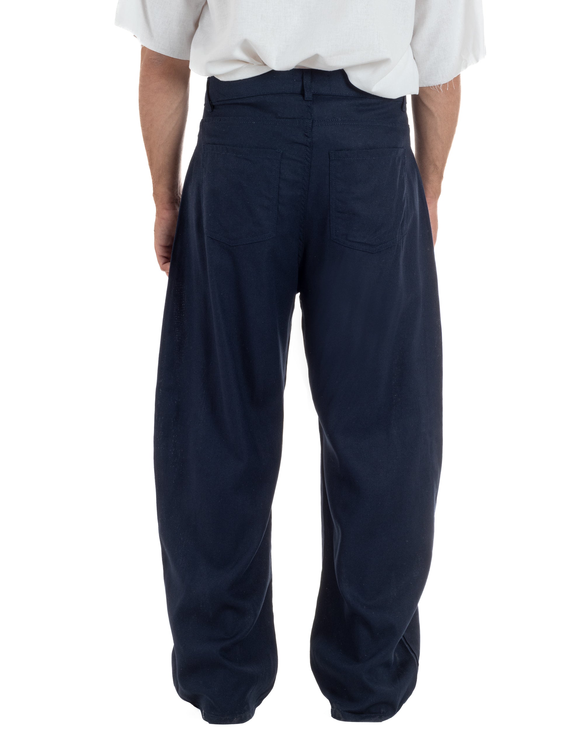 Dettaglio fondo orlo pantaloni blu lino baggy fit uomo texture autentica fresca estiva