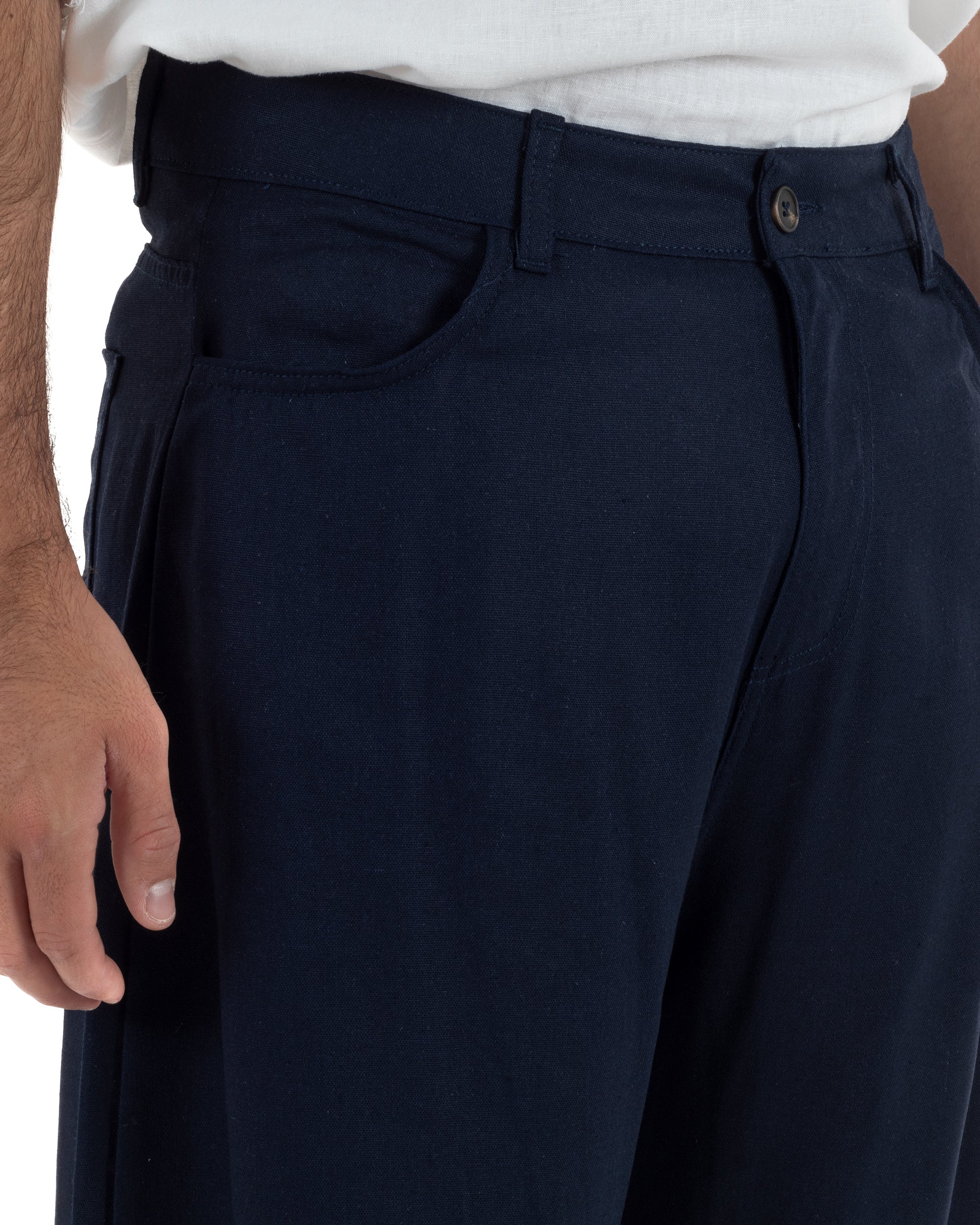 Dettaglio cinque tasche vita regolare passanti cintura pantaloni lino blu baggy uomo Giosal