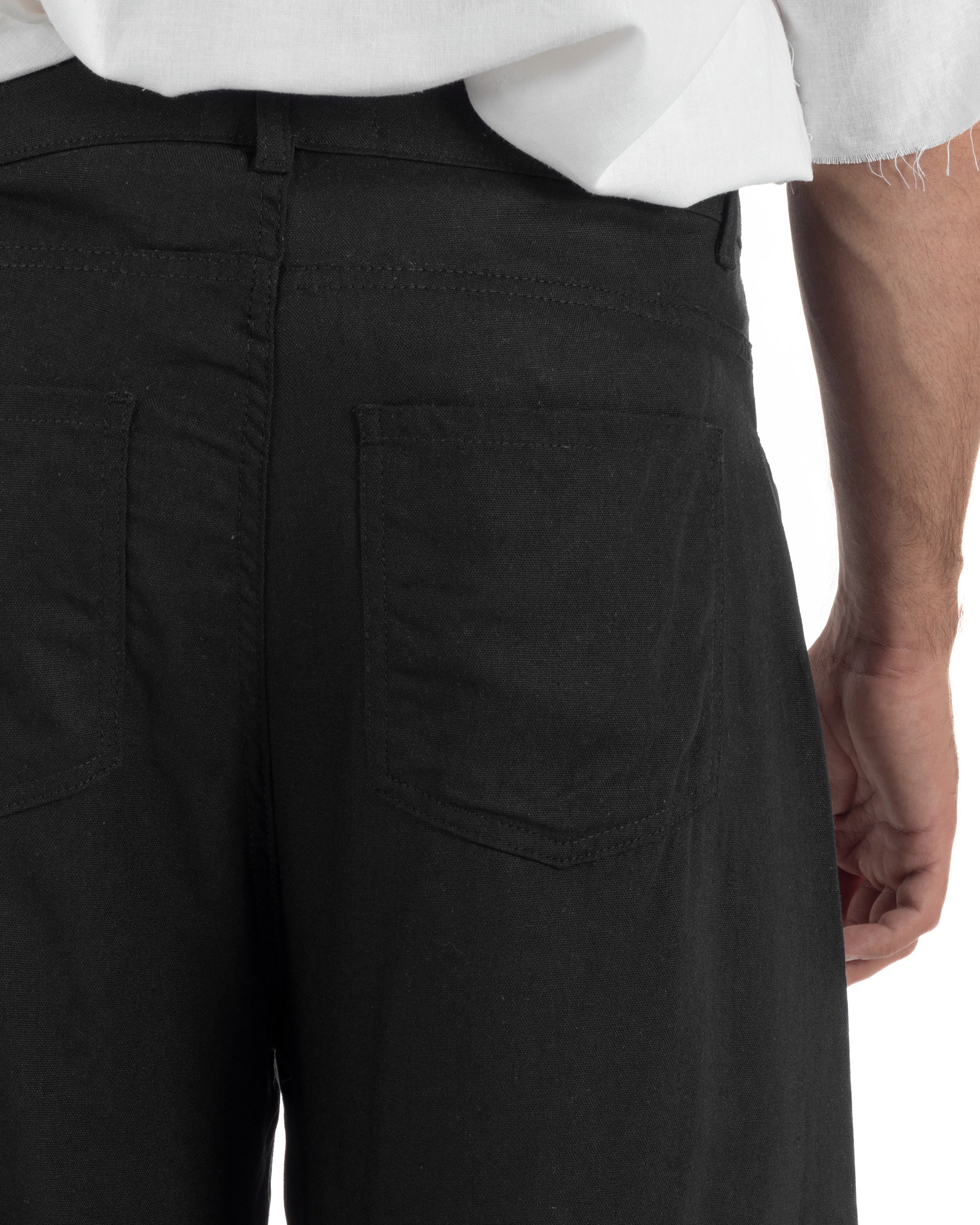 Dettaglio ricamo utility gamba pantaloni nero lino baggy fit uomo 55% lino 45% viscosa Giosal