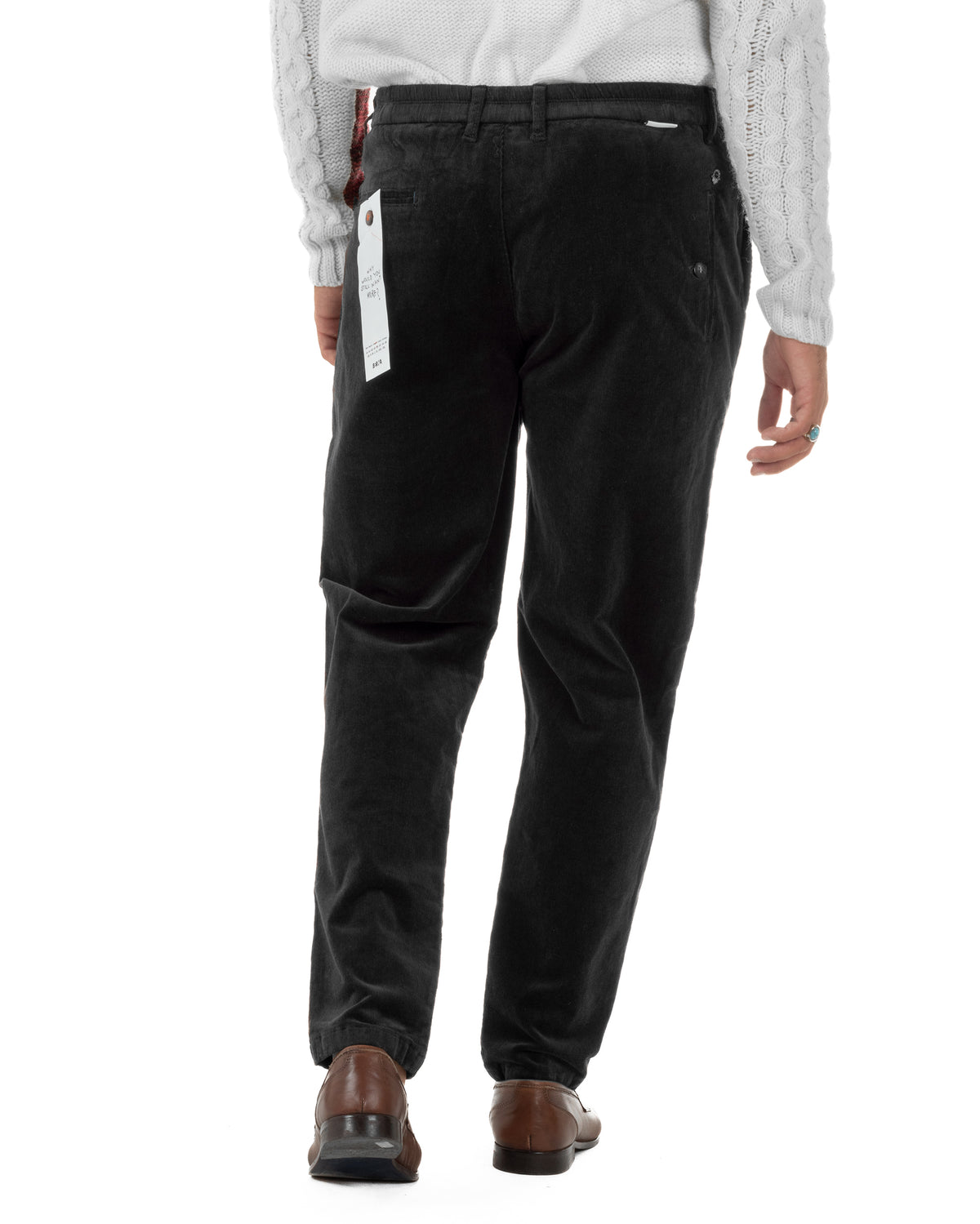 Pantaloni neri indossati di spalle, con passanti in vita e tasche a filetto