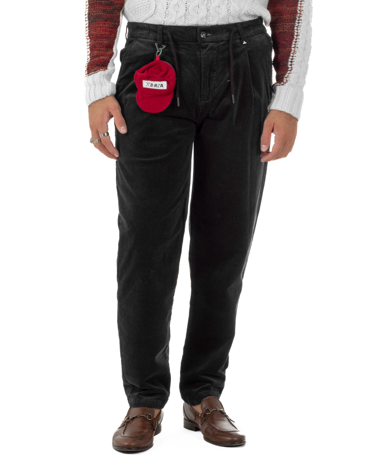 Pantaloni uomo in velluto nero a coste fini, con coulisse e gamba affusolata,