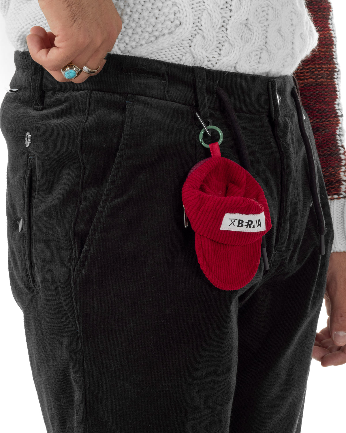 Vestibilità comoda sui fianchi e fondo più stretto dei pantaloni in velluto nero .
