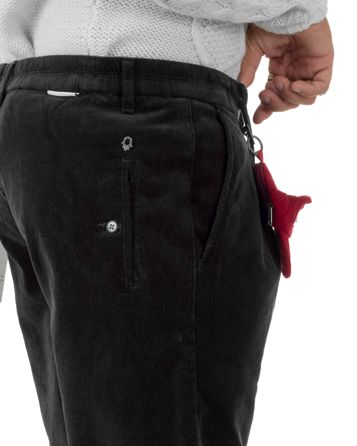 Trama a coste sottili, bottone e lacci della coulisse dei pantaloni neri , con accessorio rosso al passante