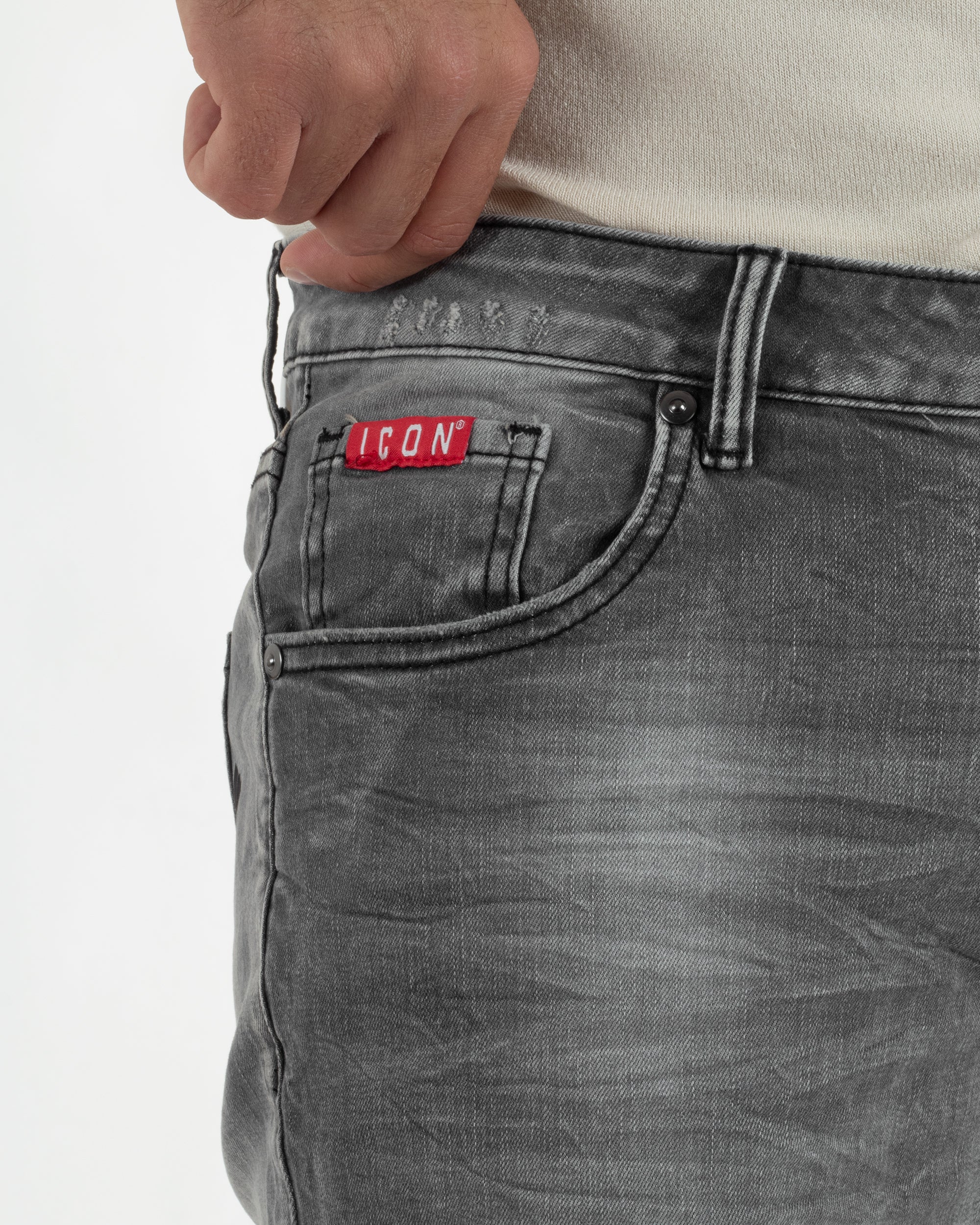 Dettaglio cinque tasche fondo bermuda jeans nero uomo denim lavato regular fit Icon brand