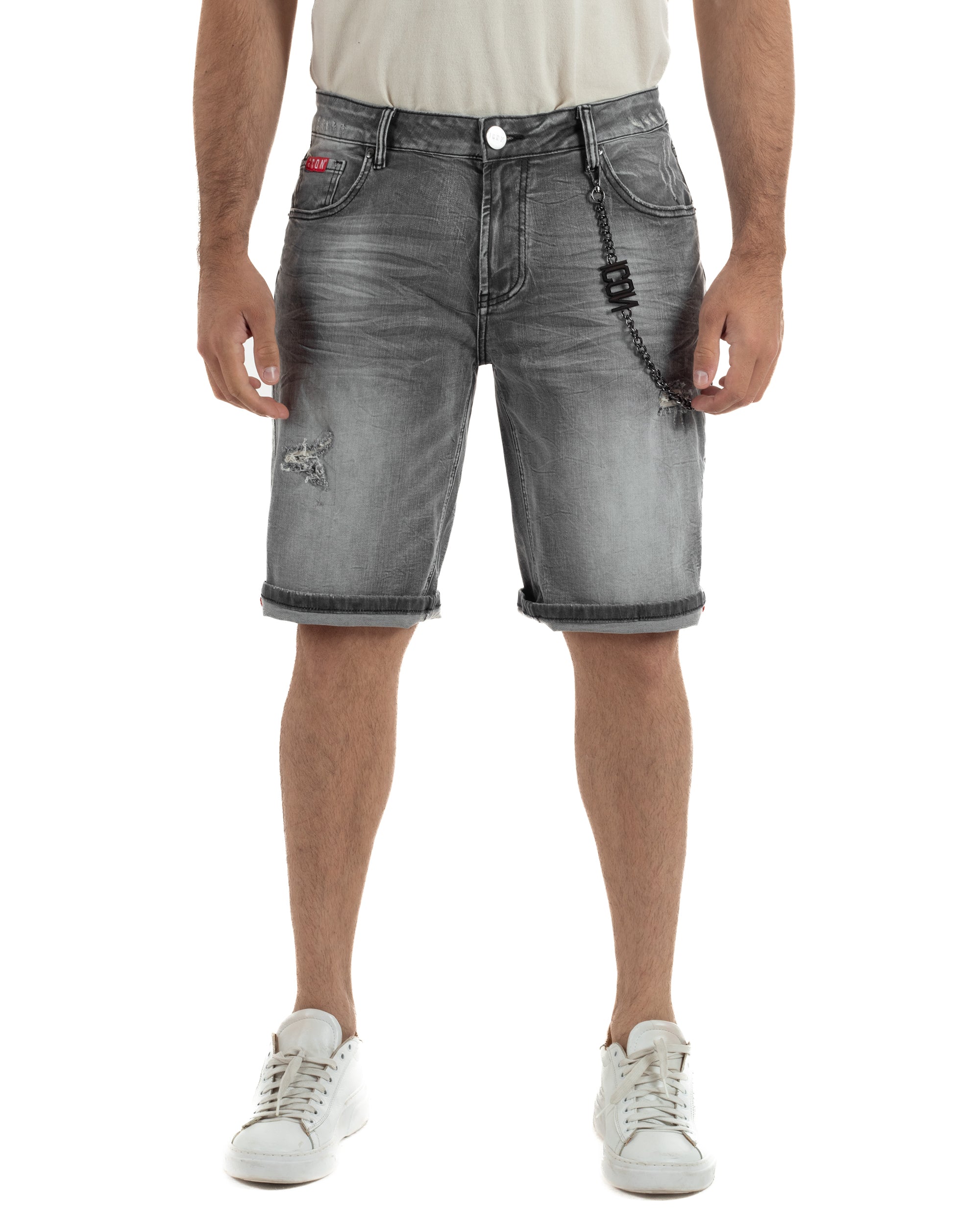 Dettaglio rotture abrasioni denim nero bermuda uomo effetto vissuto streetwear 100% cotone