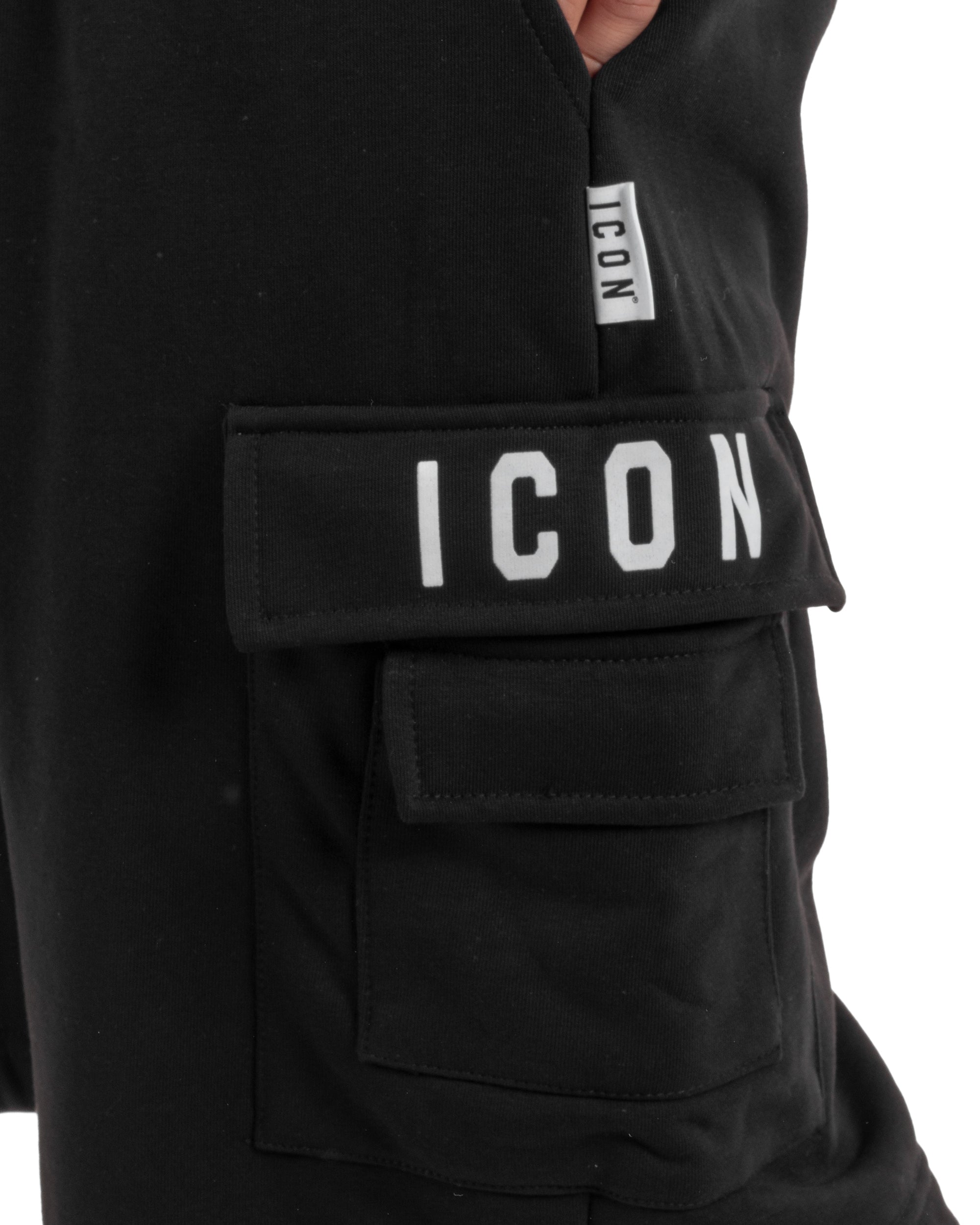 Dettaglio tasche laterali patta logo applicato bermuda cargo nero uomo streetwear Icon brand