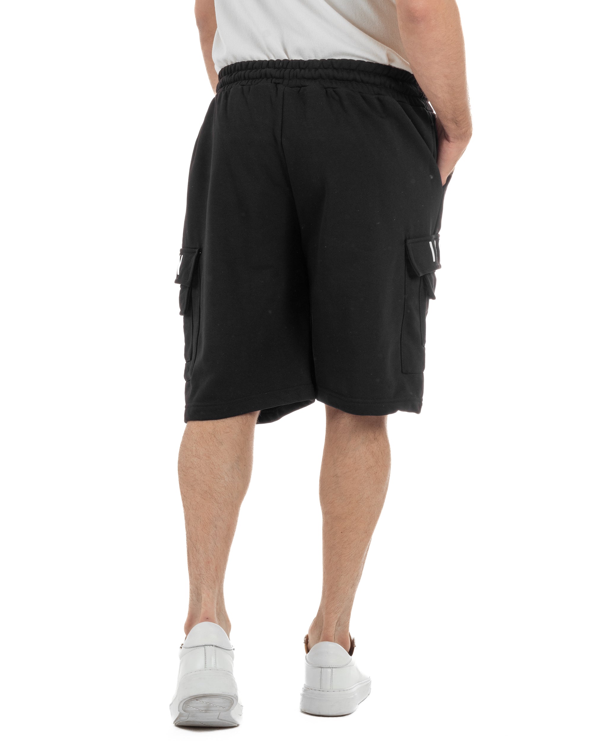 Vista posteriore bermuda jogger cargo nero uomo tasche laterali patta regular fit made in Italy