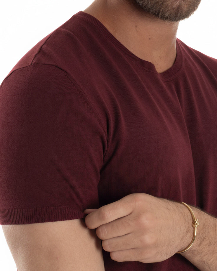 Dettaglio girocollo e bordi a costine t-shirt bordeaux filo uomo
