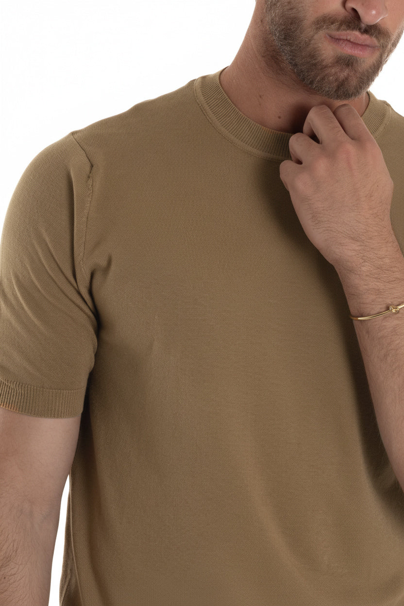 Dettaglio girocollo e bordi a costine t-shirt tabacco filo uomo