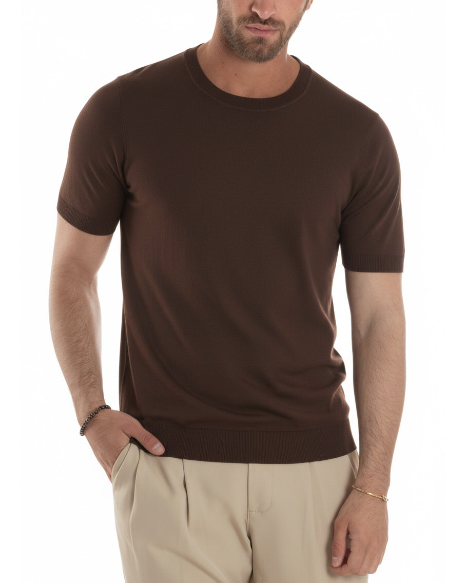 Dettaglio girocollo e bordi a costine t-shirt marrone filo uomo