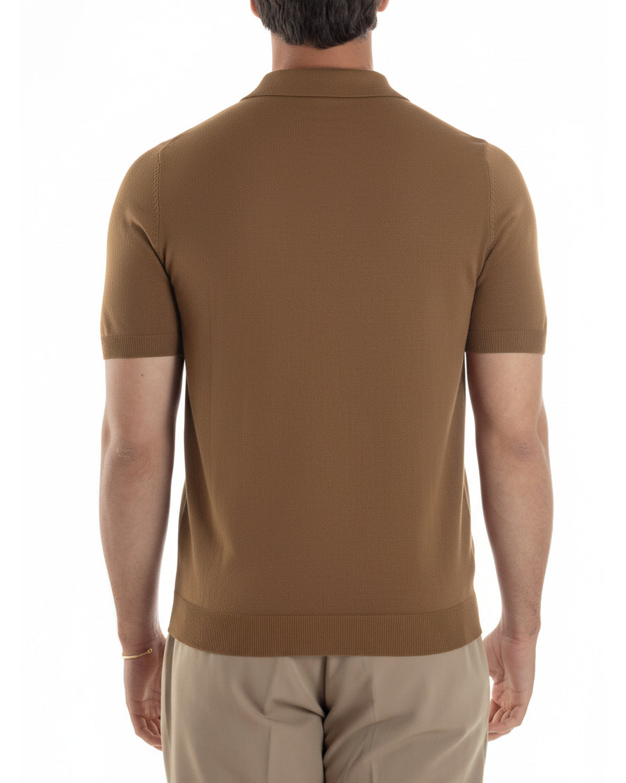 Dettaglio bordi a costine e finitura polo tabacco filo maglia uomo