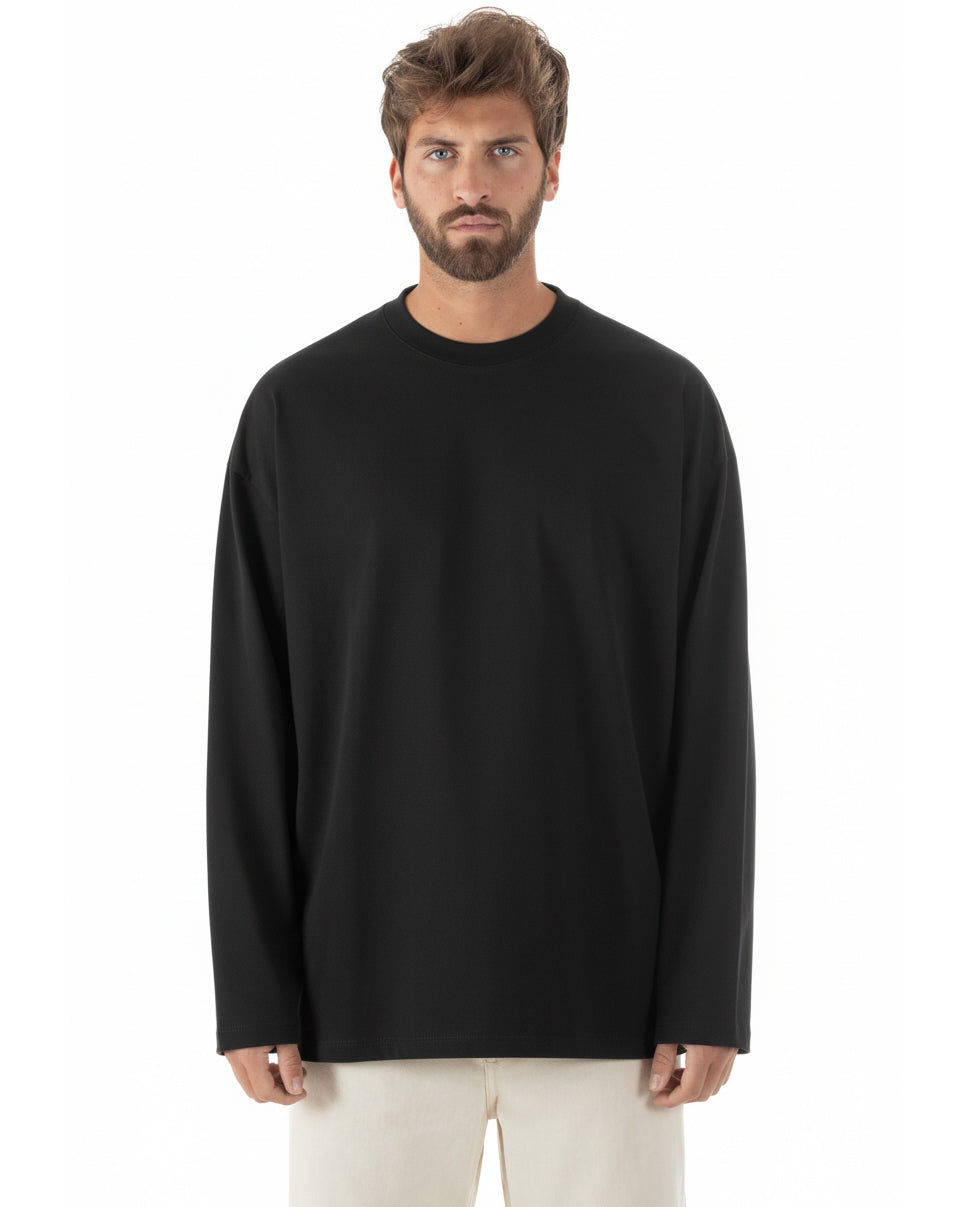 Vista frontale t-shirt long sleeve nero oversize spalle scese uomo