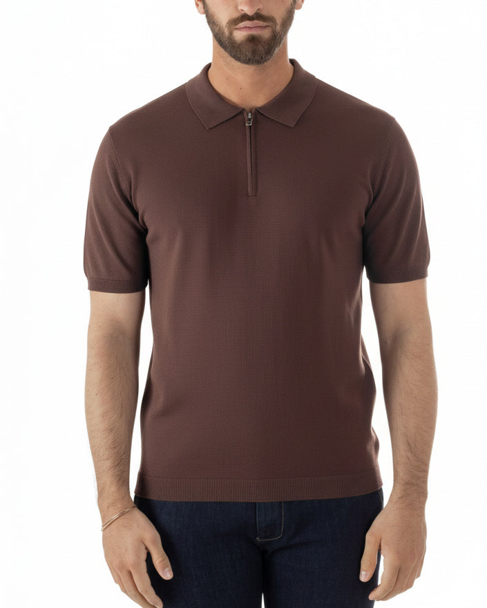 Dettaglio texture filo maglia leggera polo marrone 75% viscosa uomo