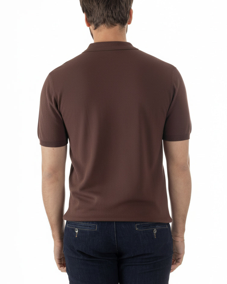 Vista posteriore polo uomo marrone filo maglia colletto zip regular fit