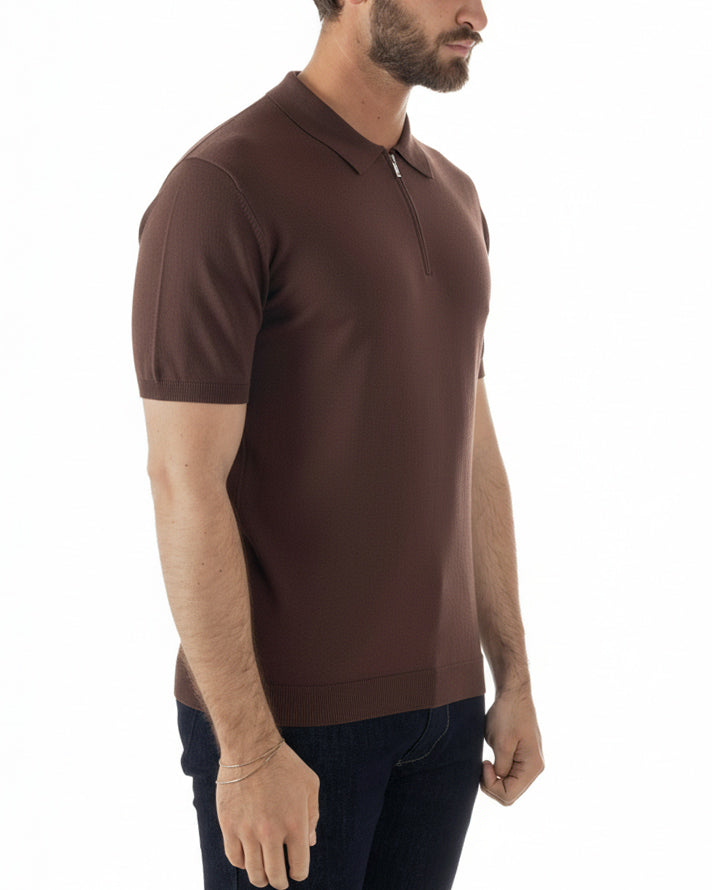 Vista completa polo uomo marrone filo maglia colletto zip basic elegante