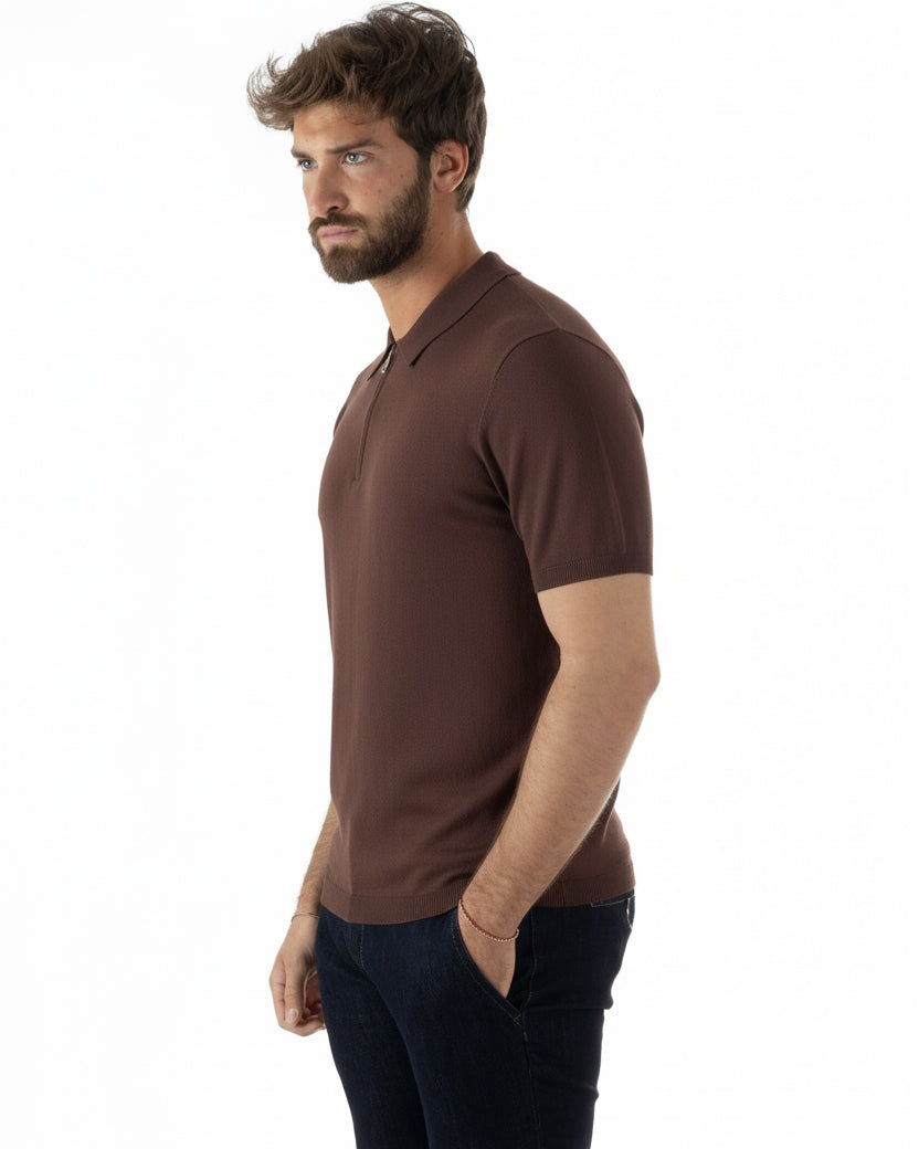 Vista frontale polo marrone filo maglia colletto zip leggera uomo