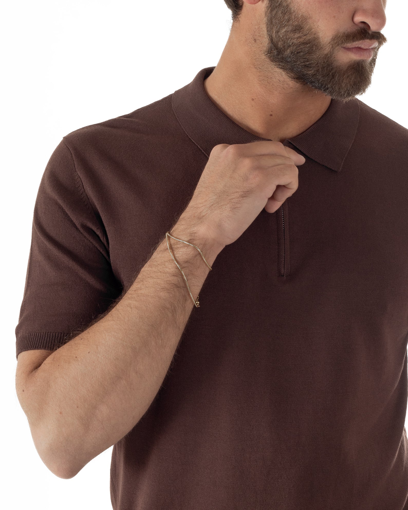 Dettaglio chiusura zip colletto polo marrone filo maglia sottogiacca uomo