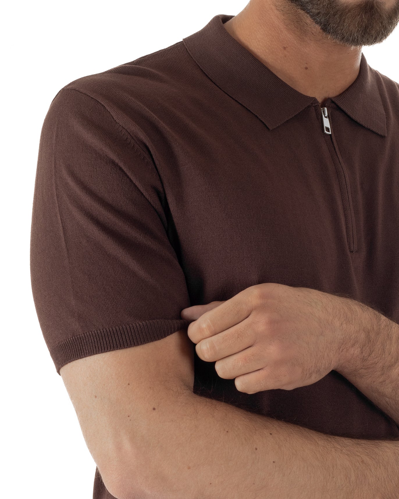 Dettaglio colletto con zip polo marrone filo maglia leggera uomo
