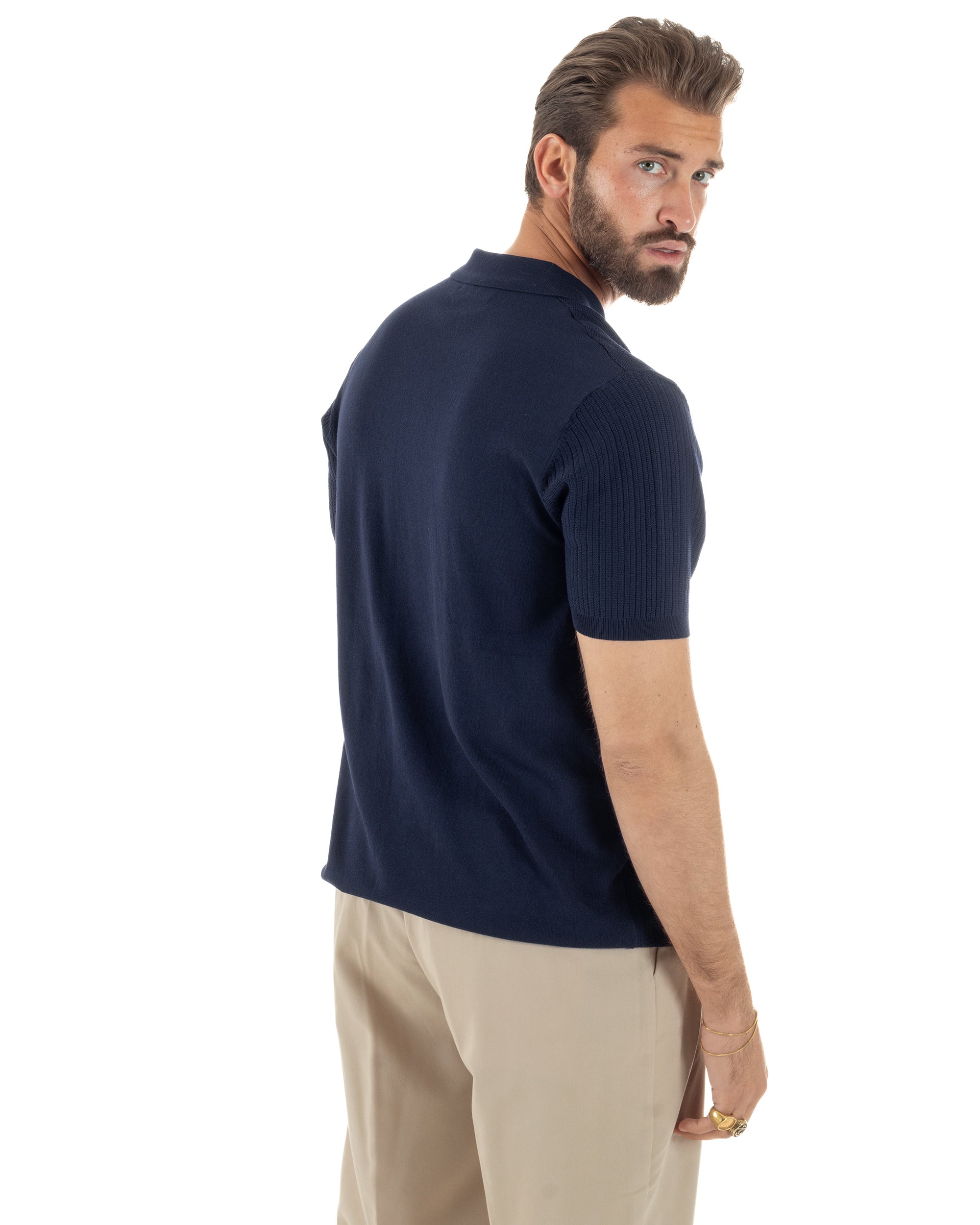 Vista posteriore polo uomo blu filo maglia costine regular fit sottogiacca
