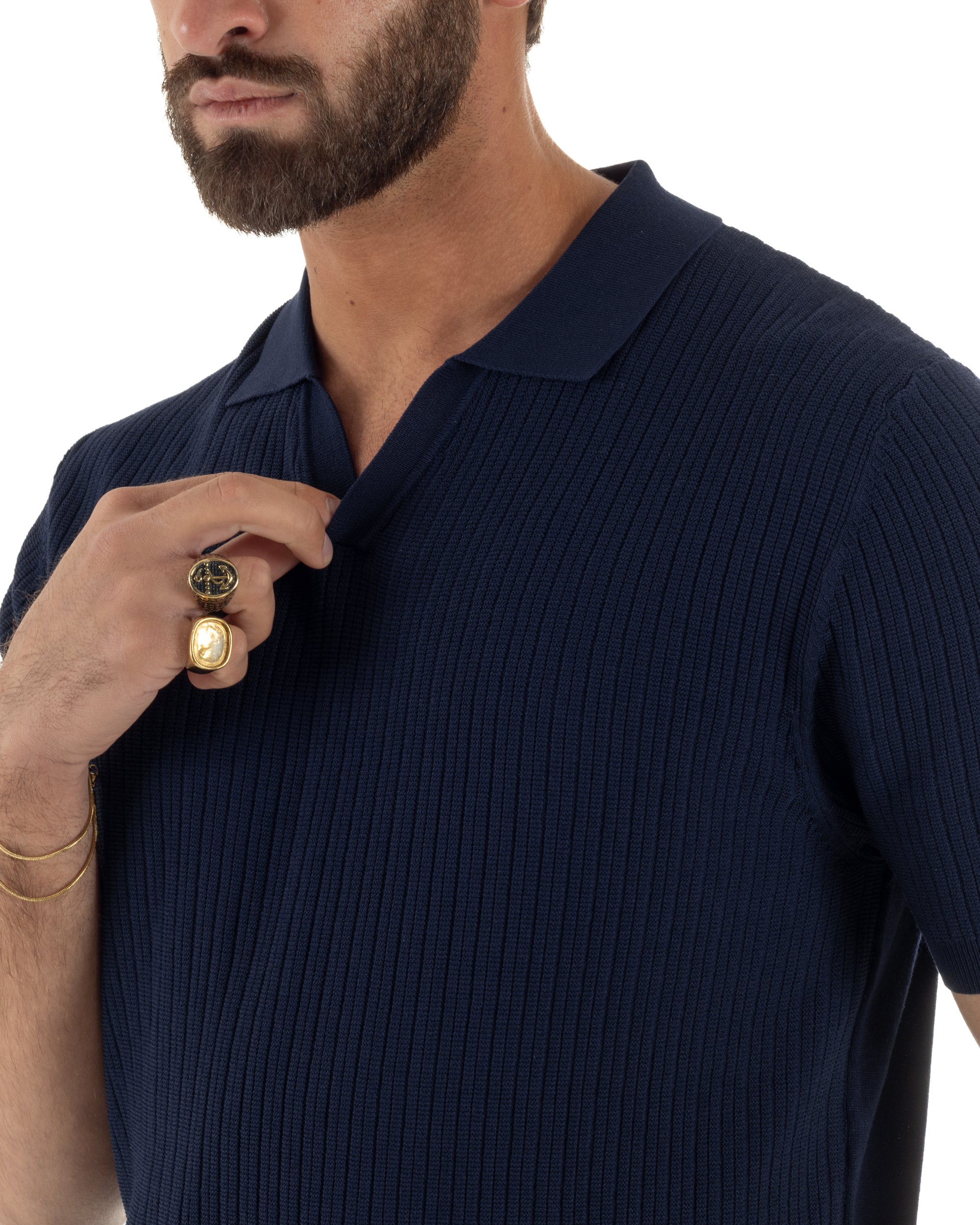 Dettaglio colletto aperto scollo v polo blu maglia costine filo uomo