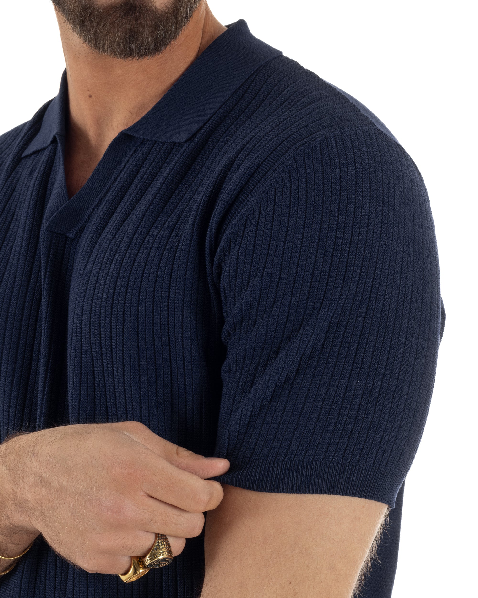Dettaglio texture costine verticali tridimensionali polo blu filo uomo