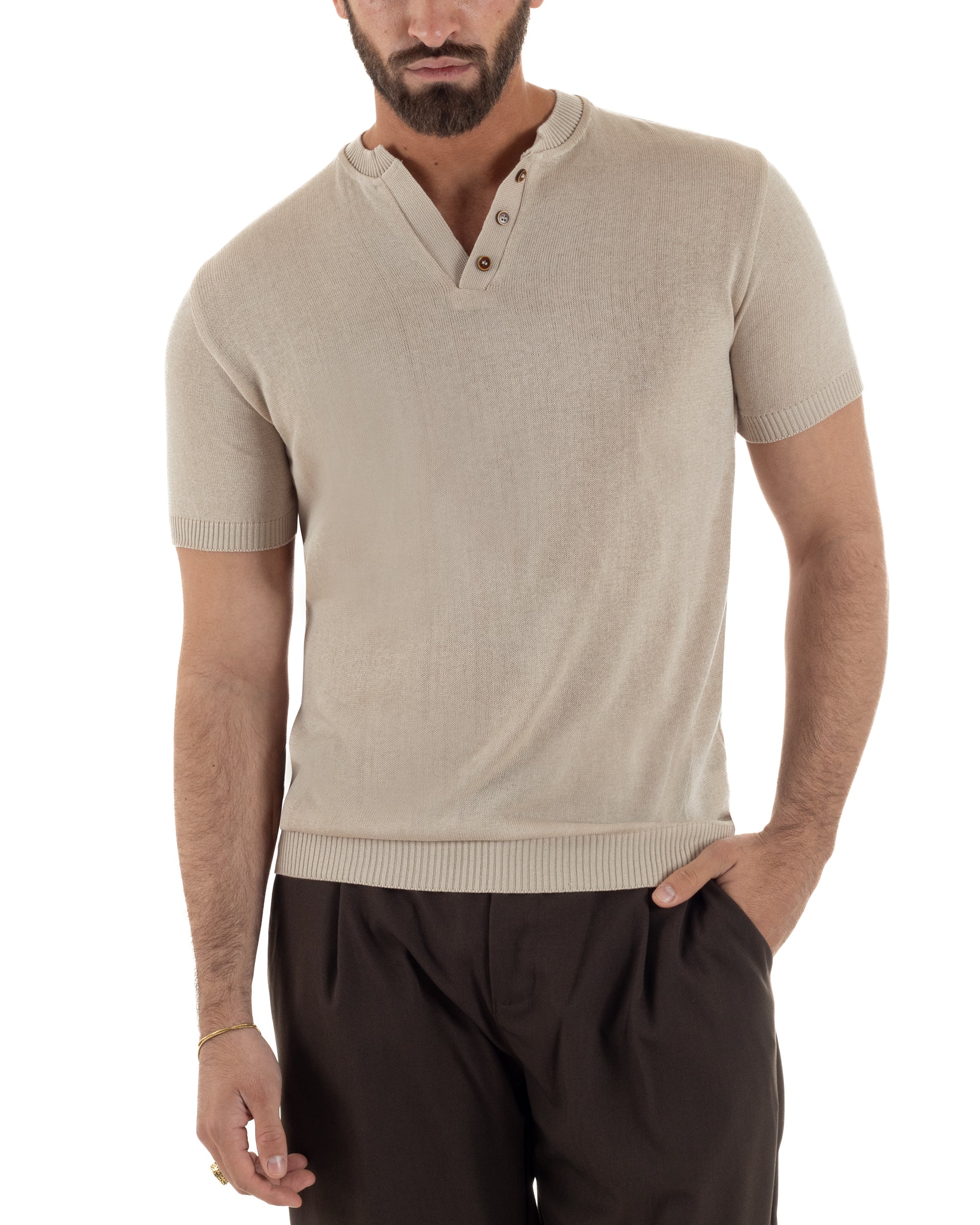 Vista frontale polo beige colletto serafino filo maglia leggera bordi costine uomo