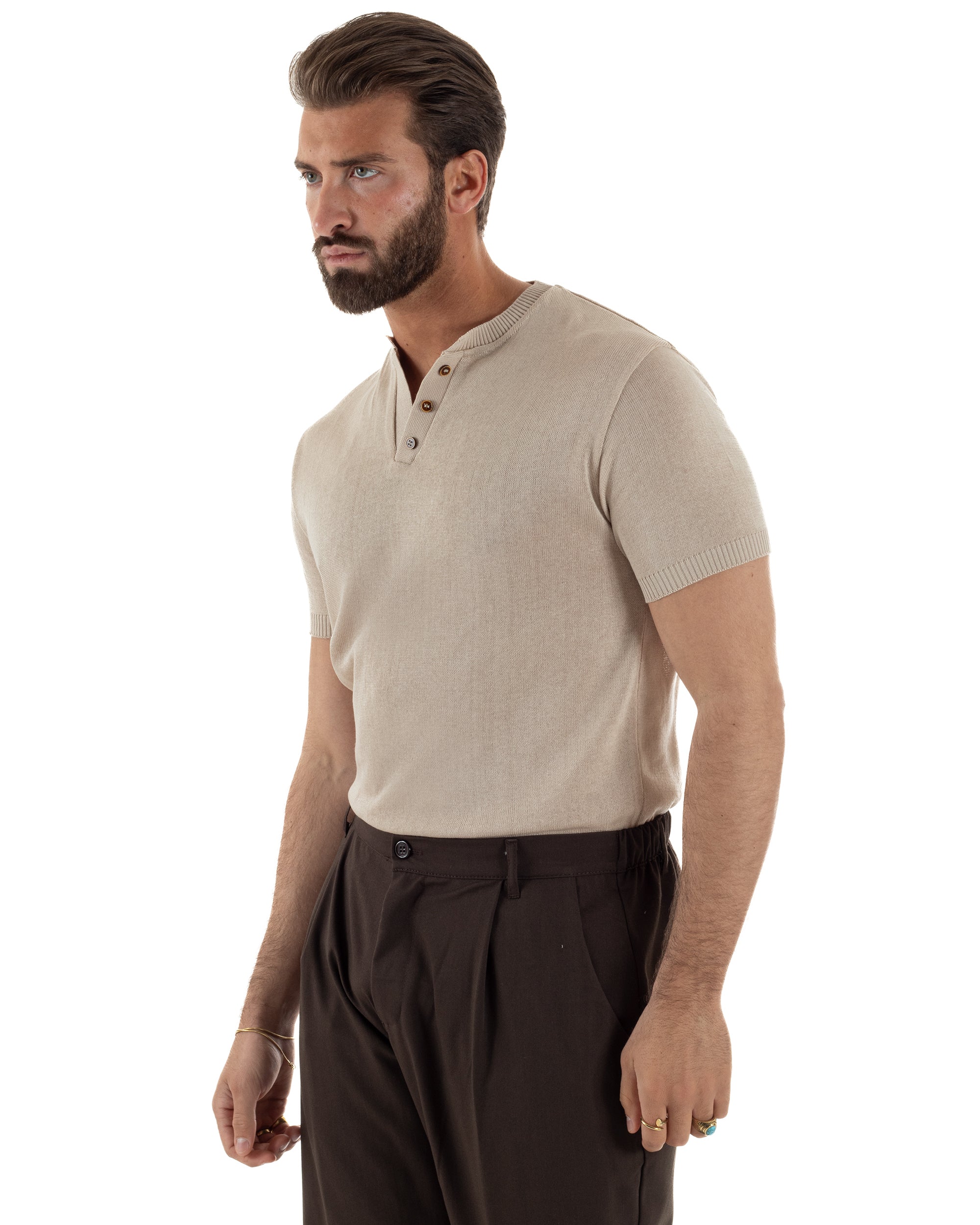 Vista laterale polo uomo beige filo maglia colletto serafino regular fit