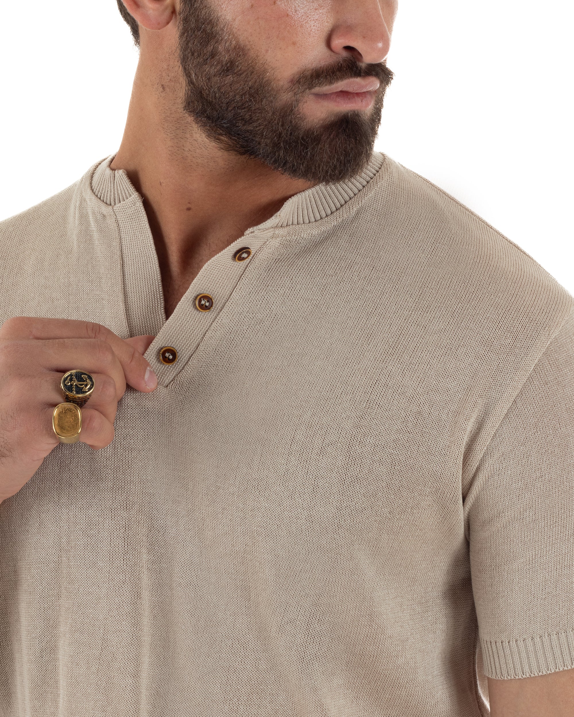 Dettaglio colletto serafino e 3 bottoni tono su tono polo beige filo uomo