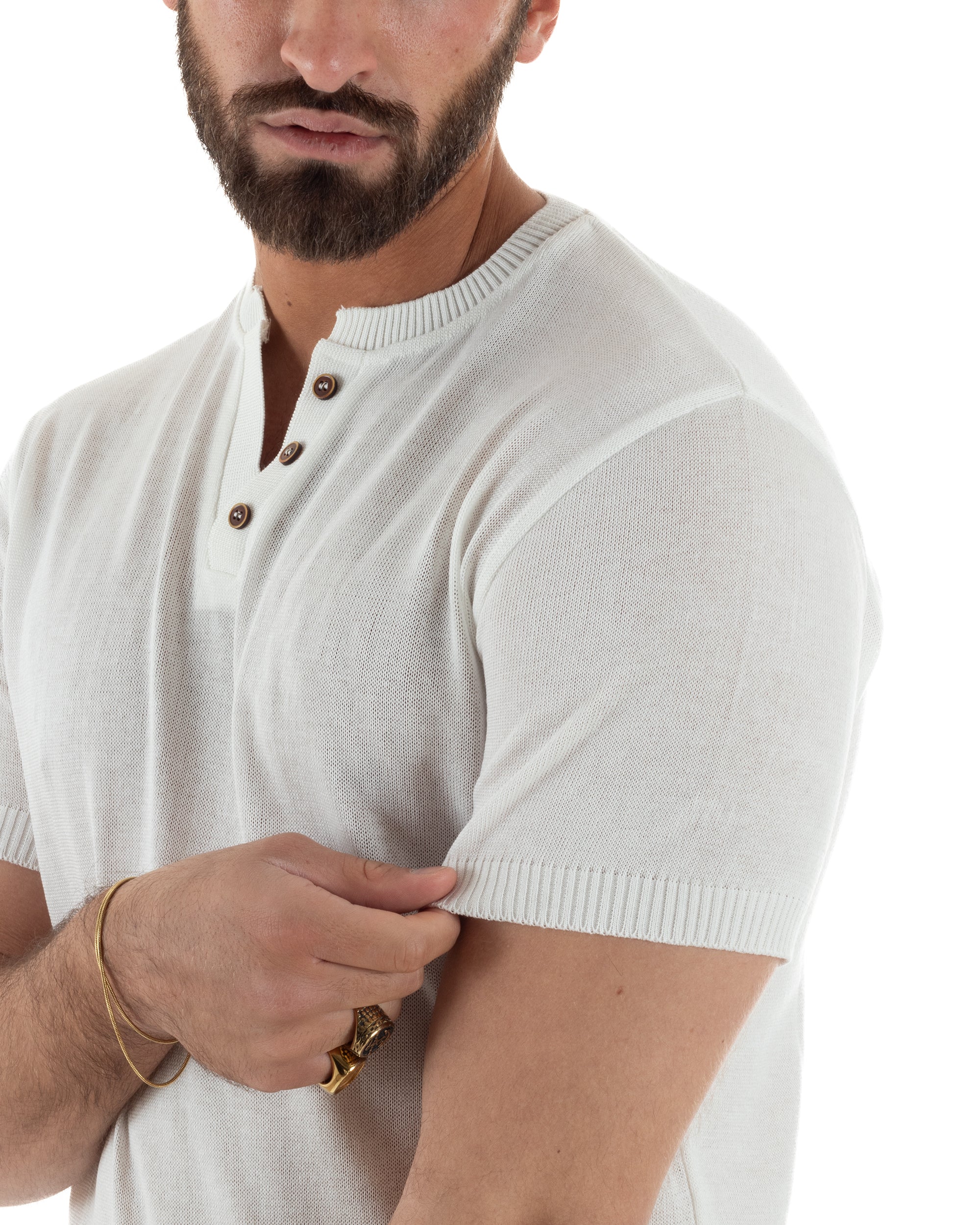 Dettaglio bordi a costine polo bianco filo maglia colletto serafino uomo