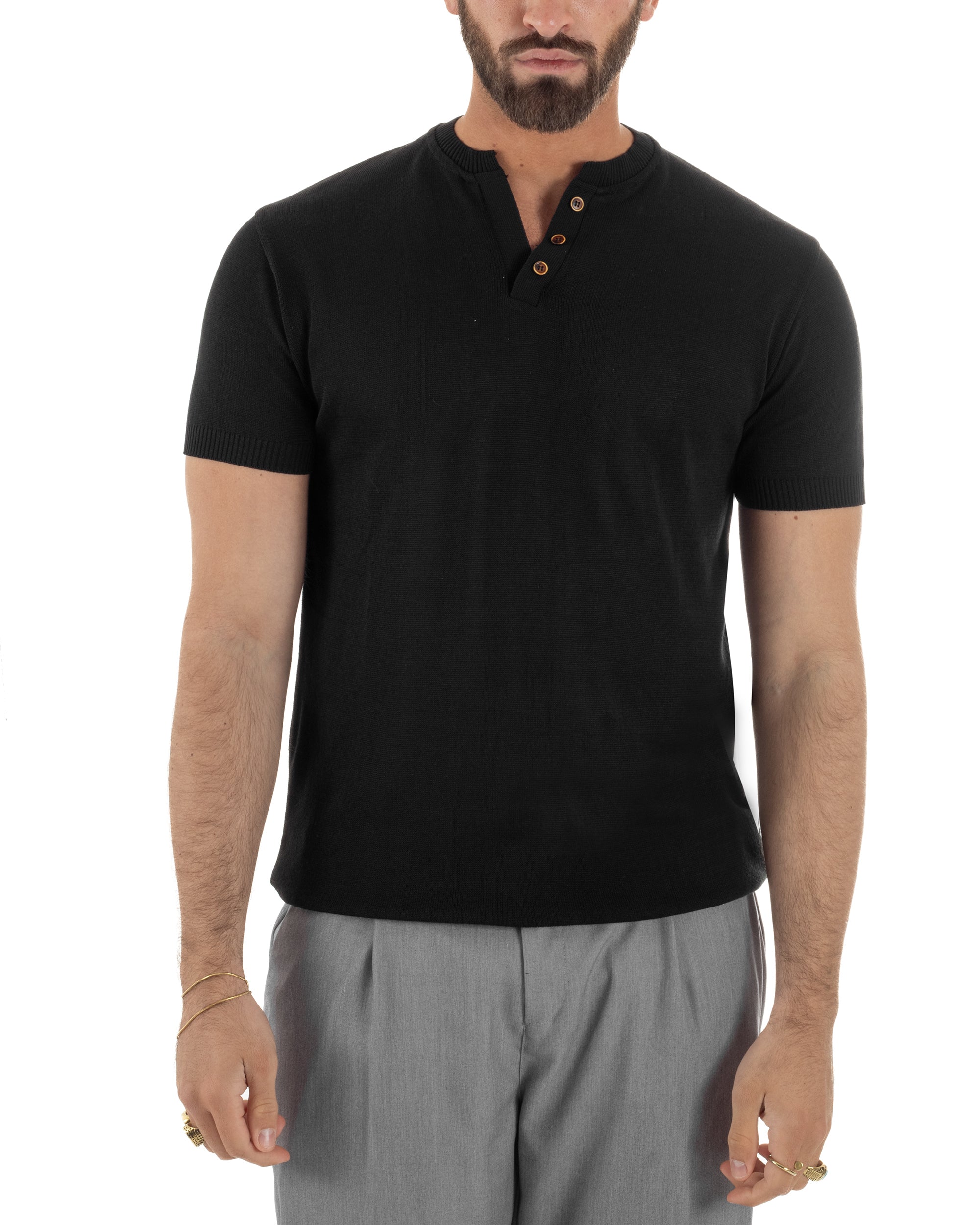 Dettaglio abbinamento polo nero serafino filo maglia sottogiacca giacca uomo