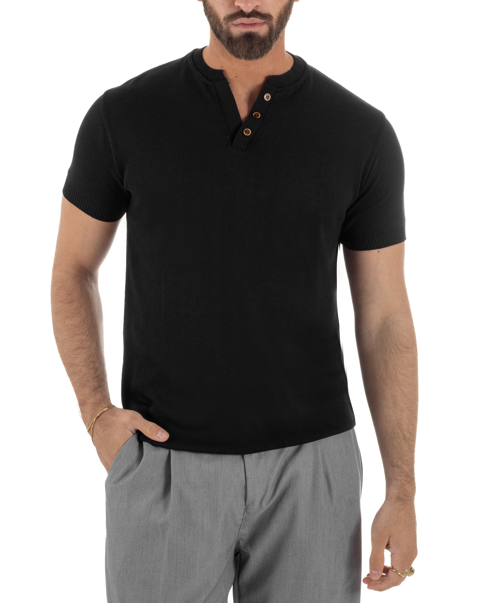 Vista frontale polo nero colletto serafino filo maglia leggera bordi costine uomo