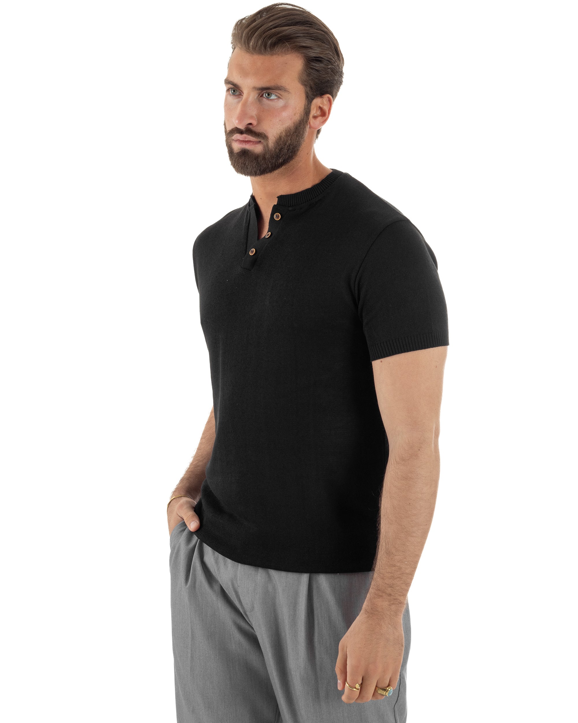 Vista laterale polo uomo nero filo maglia colletto serafino regular fi