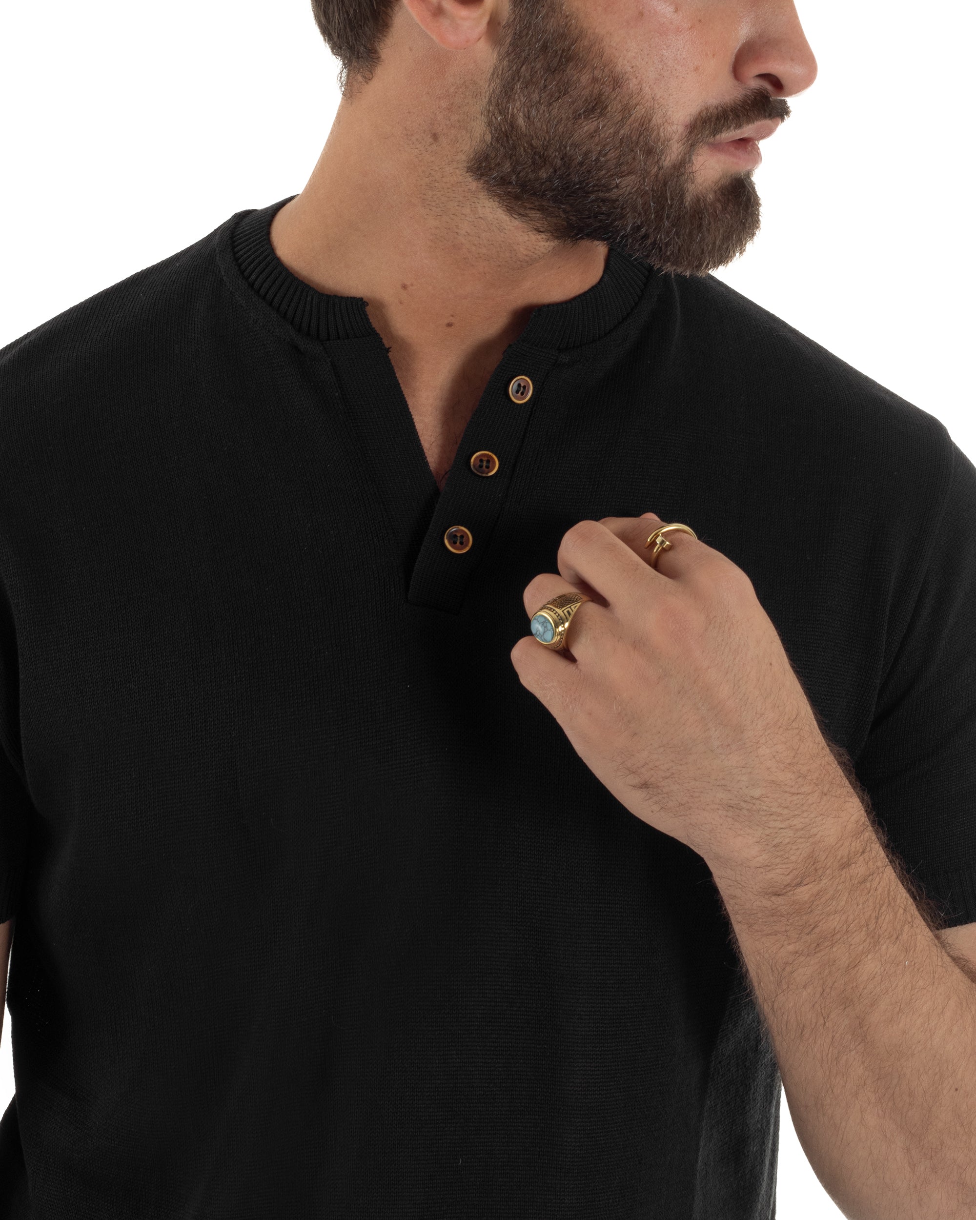 Dettaglio colletto serafino e 3 bottoni tono su tono polo nero filo uomo