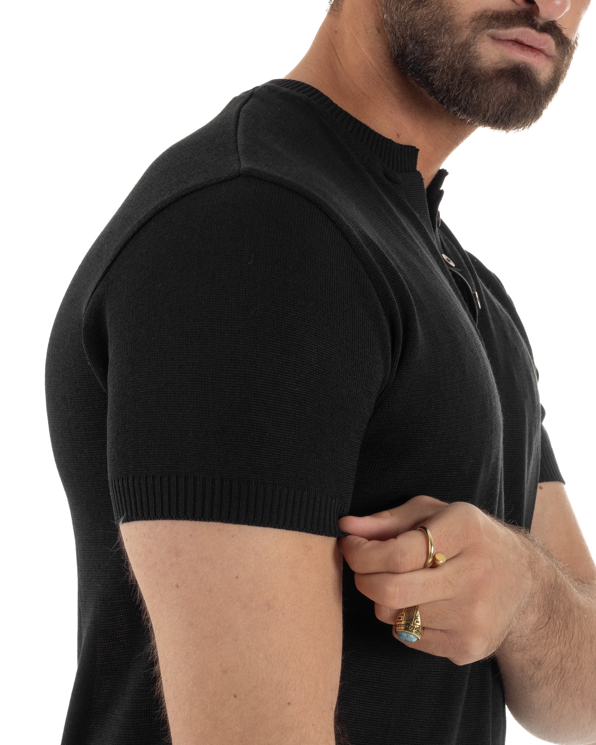 Dettaglio bordi a costine polo nero filo maglia colletto serafino uomo