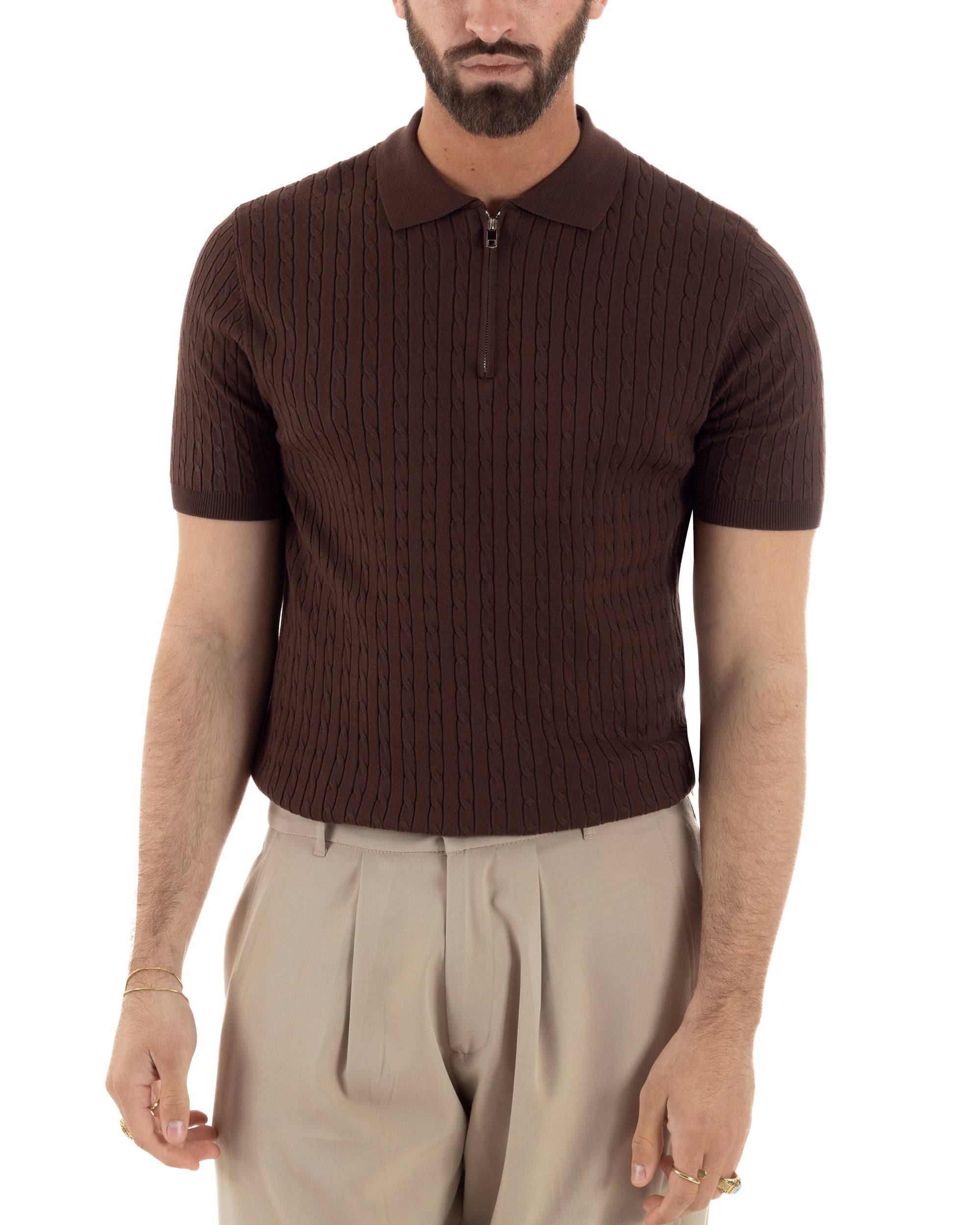 Vista frontale polo marrone costine colletto zip leggera traspirante uomo