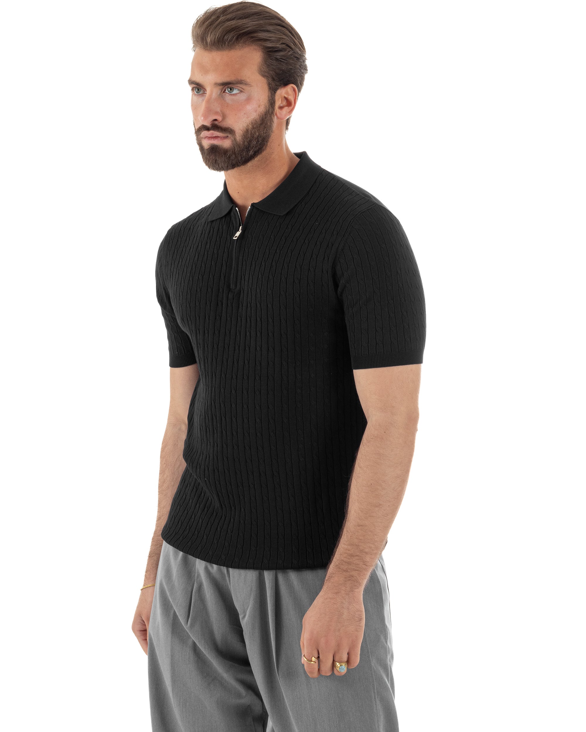 Vista laterale polo uomo nero filo costine colletto zip regular fit